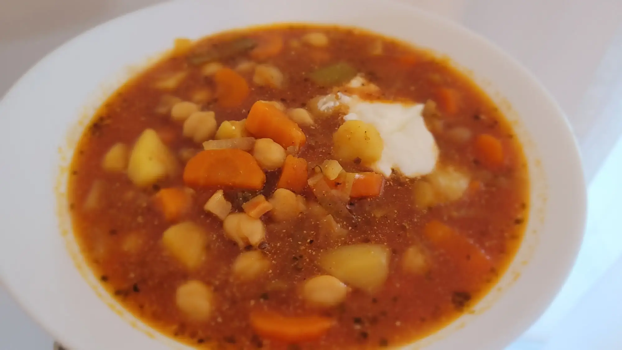 Aromatyczna zupa curry z ciecierzycą