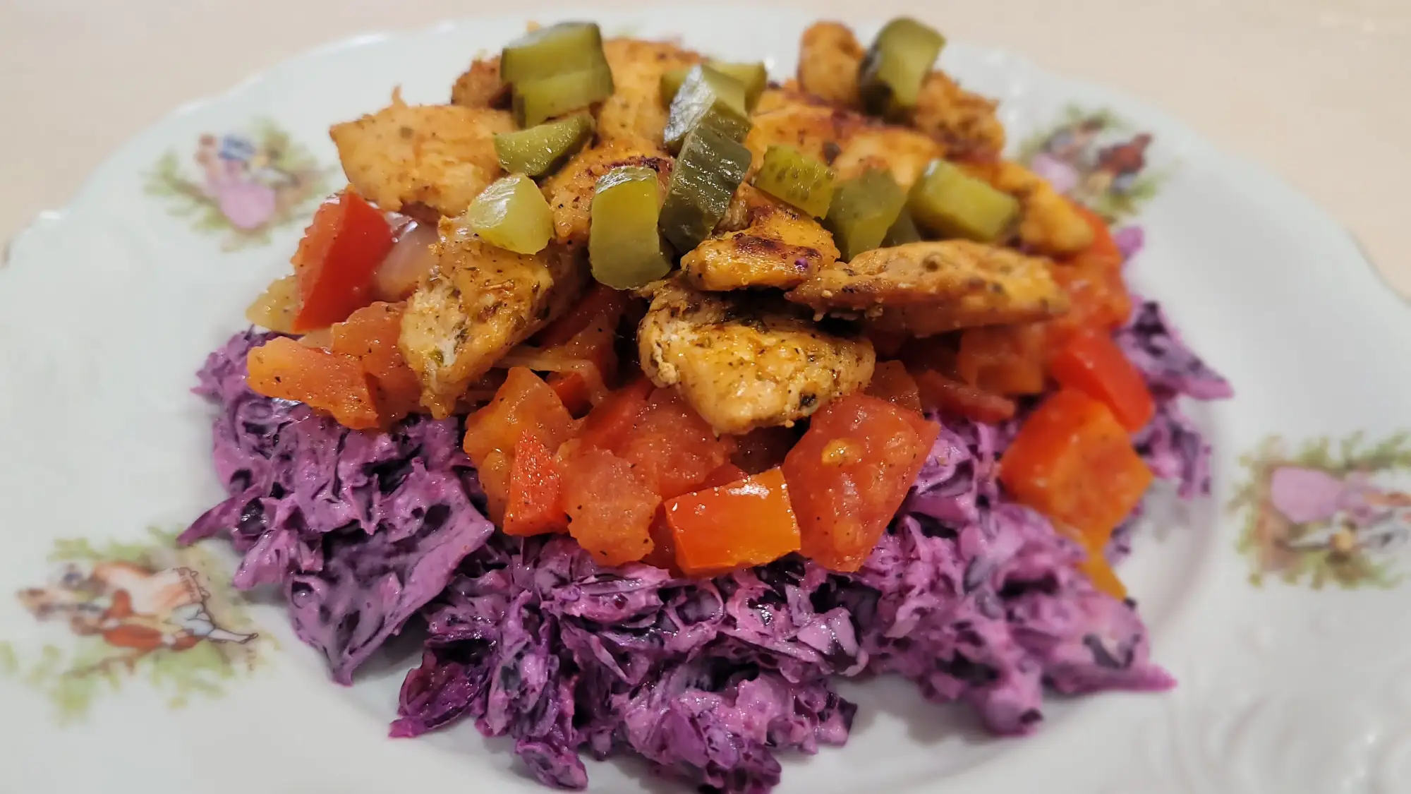 Aromatyczny kurczak na warzywach i czerwonej kapuście