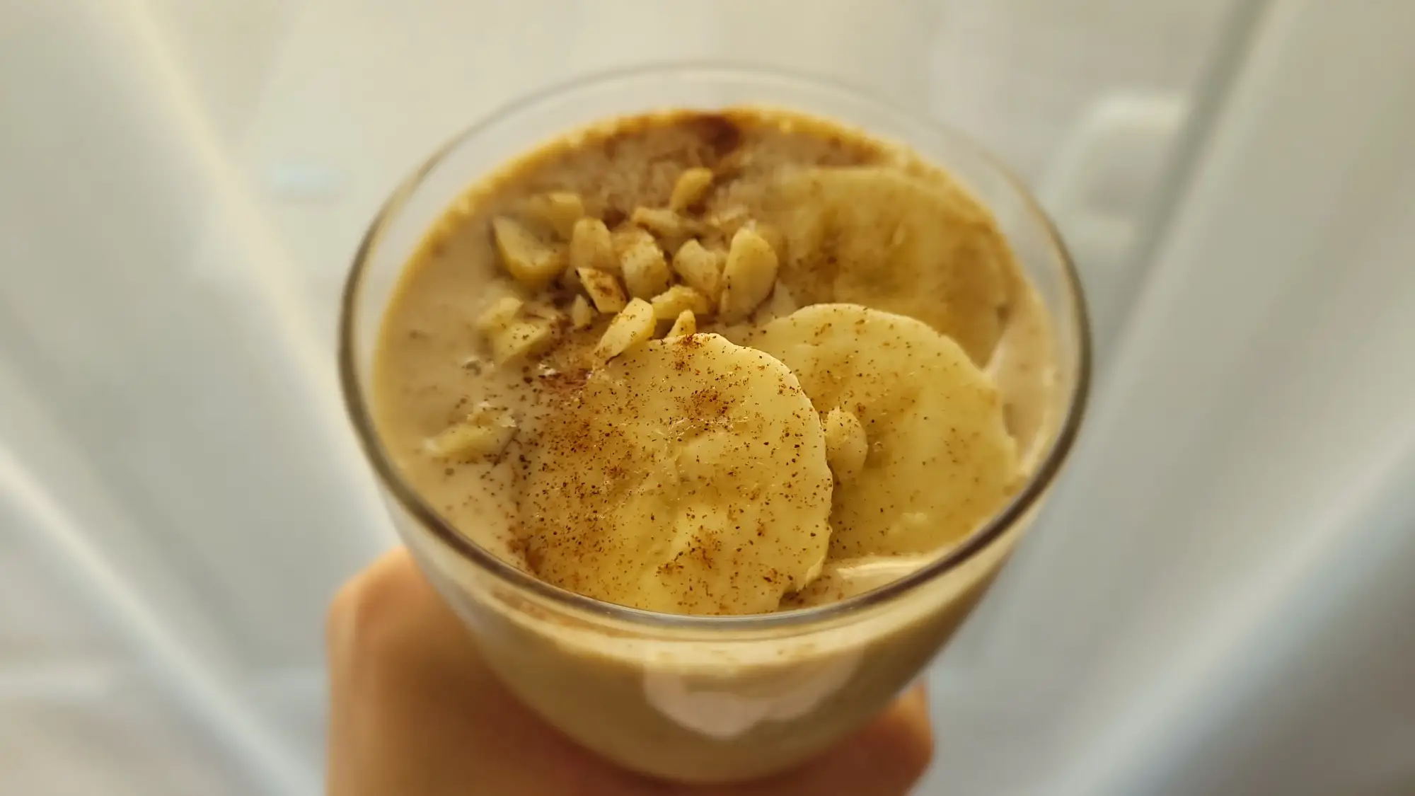 Bananowo-orzechowy koktajl na jogurcie