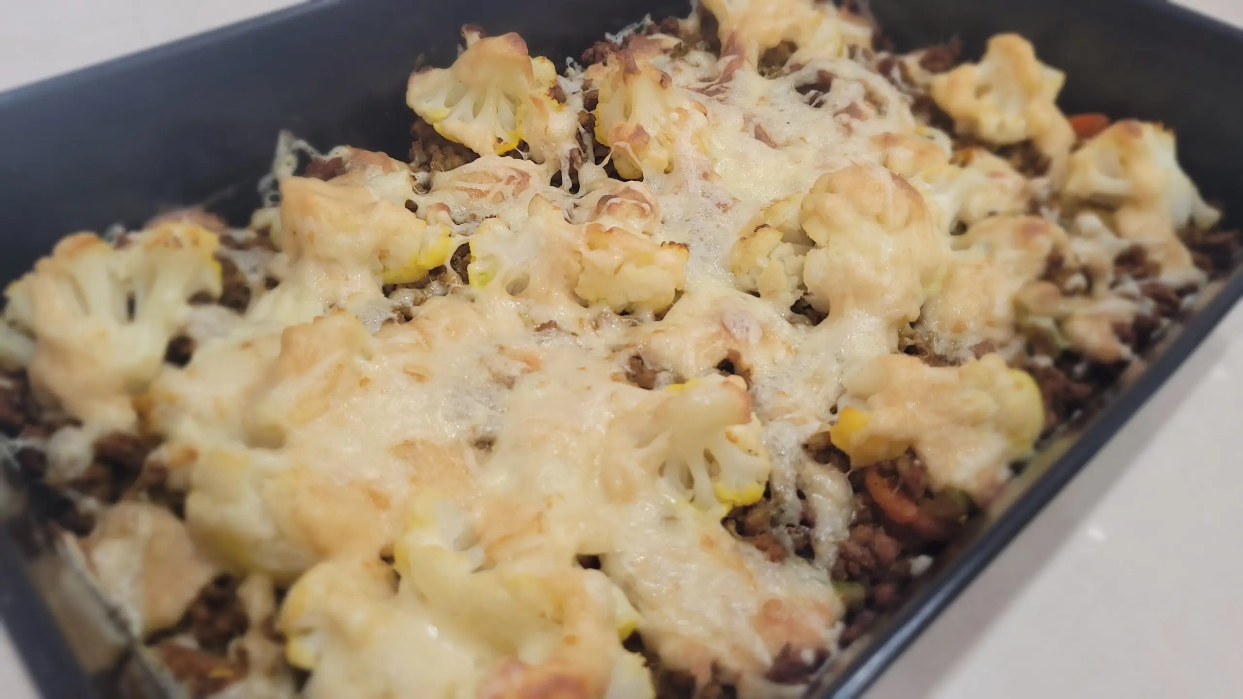 Błyskawiczna zapiekanka z mięsem mielonym, warzywami na patelnię i kalafiorem