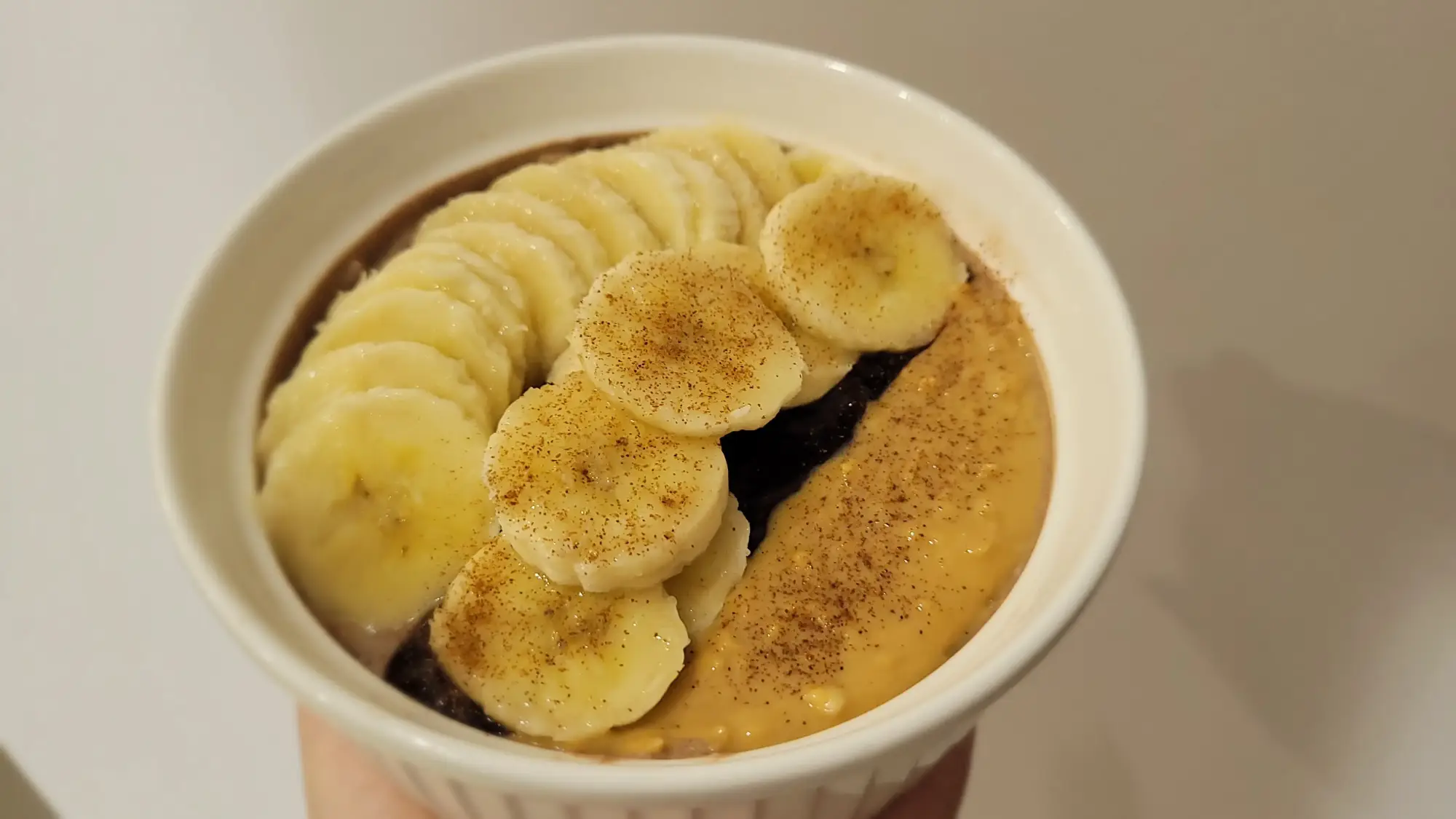 Czekoladowa owsianka z powidłami i bananem