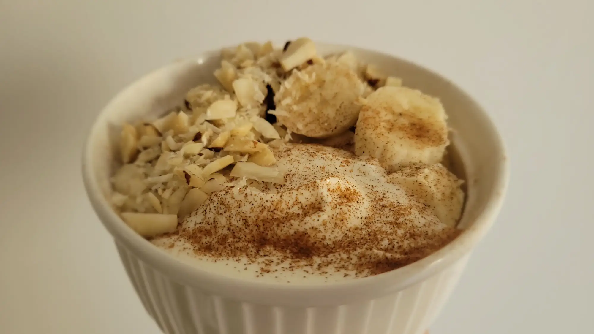 Delikatna owsianka z serkiem homogenizowanym, bananem i cynamonem