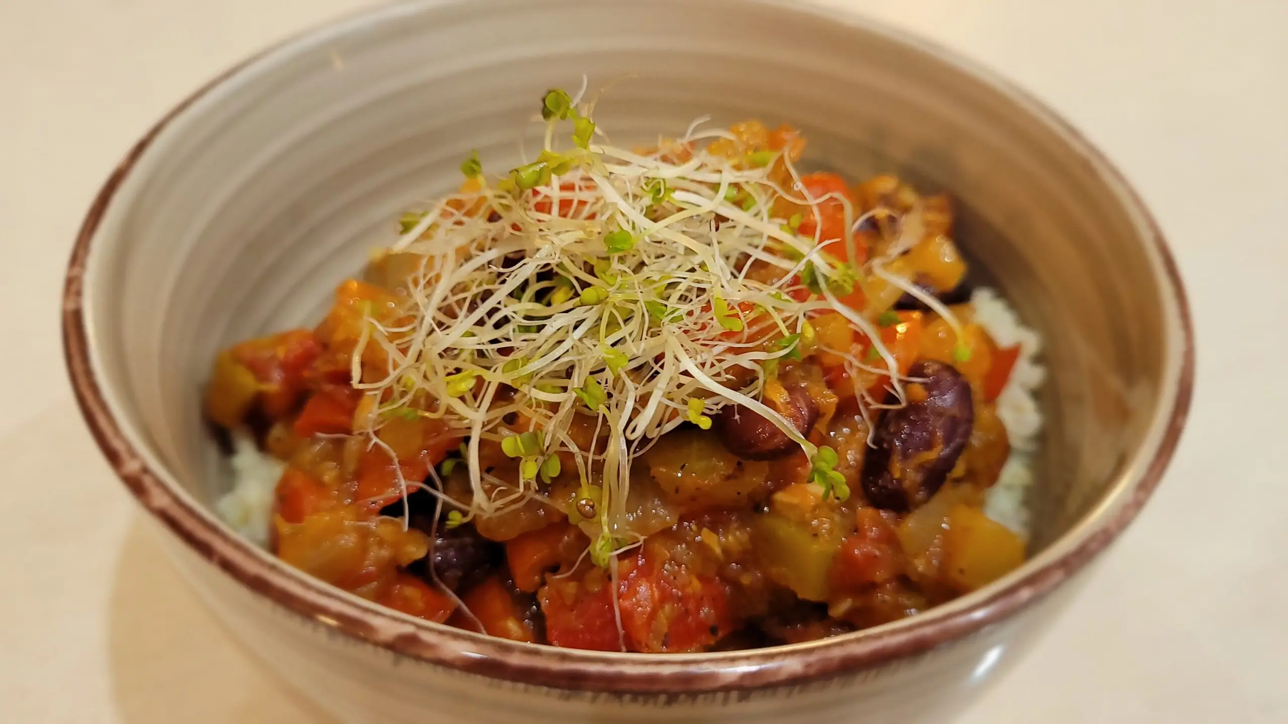 Intensywnie cebulowe leczo z kaszą jaglaną i czerwoną fasolą