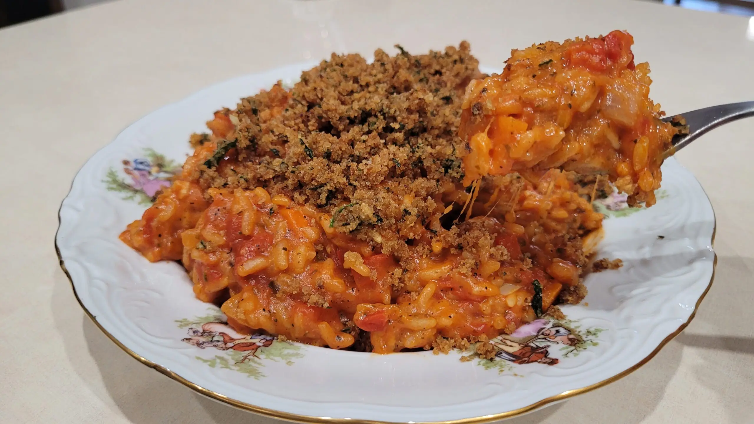 Kremowe risotto pomidorowe z chrupiącą posypką czosnkową w pół godziny