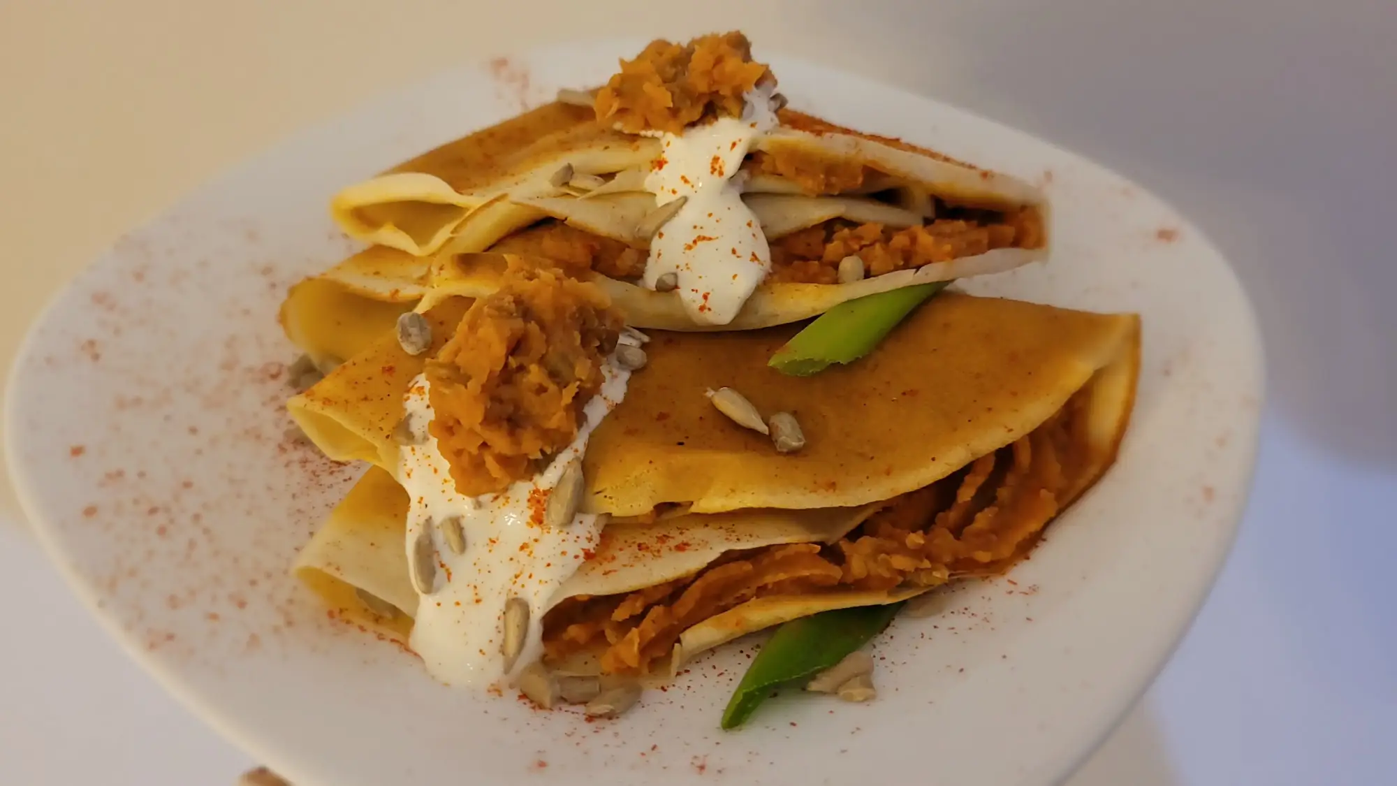 Naleśniki z pastą z czerwonej fasoli i słonecznika