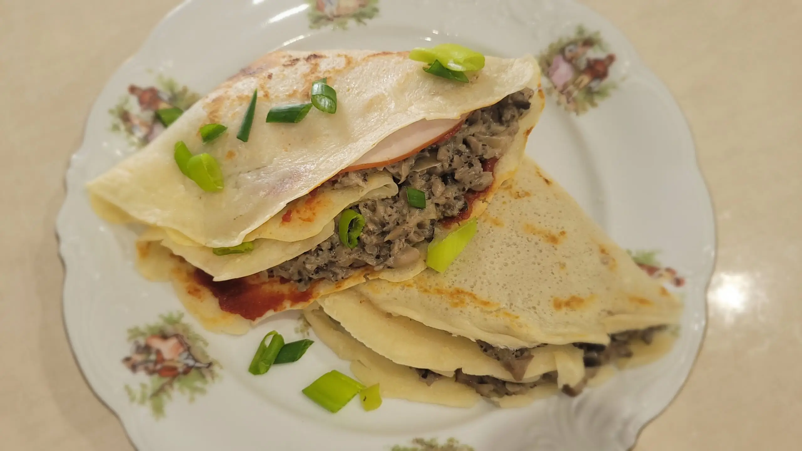 Naleśniki z szynką i pieczarkami