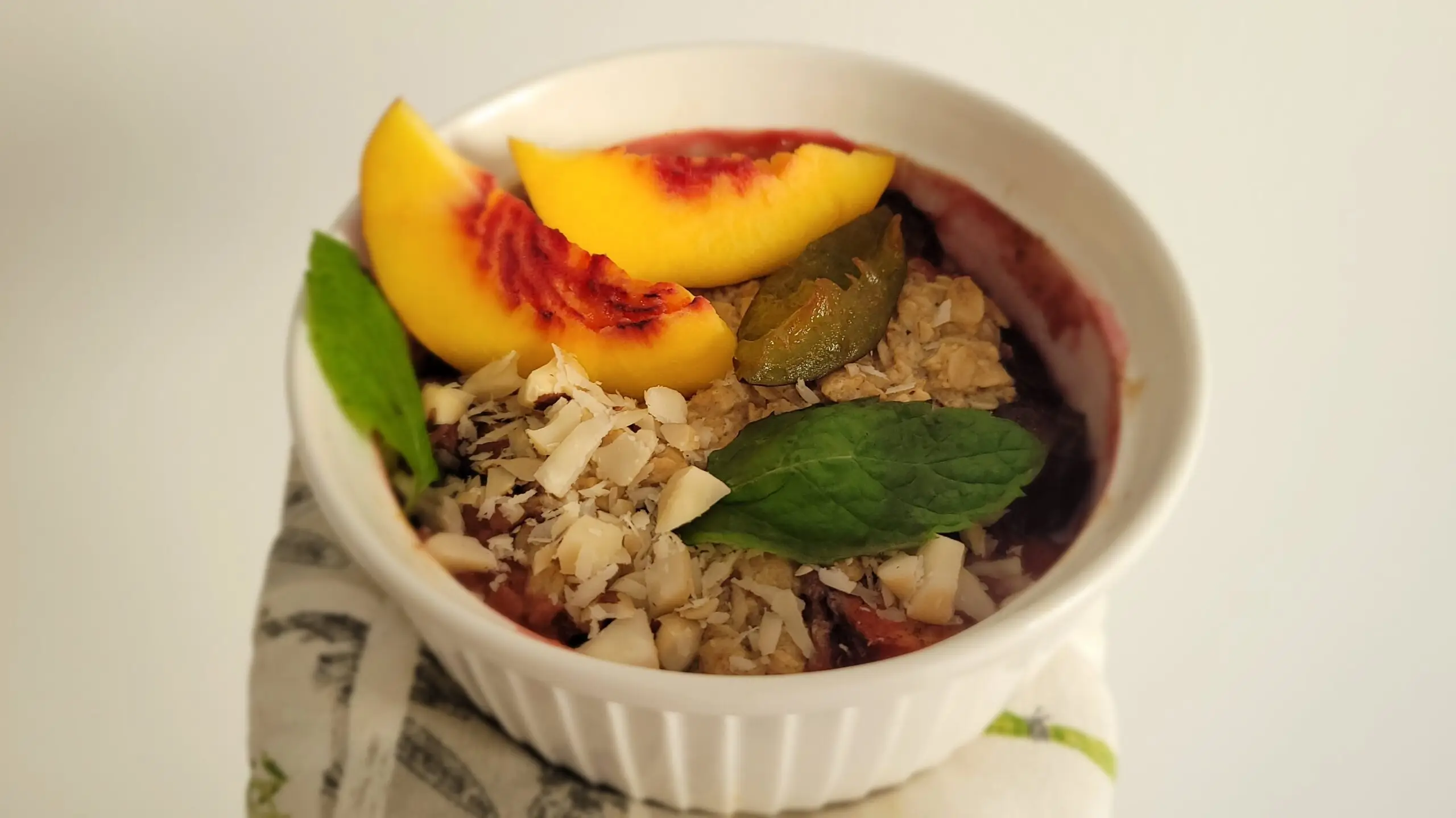 Pieczone śliwki pod kruszonką z płatków owsianych