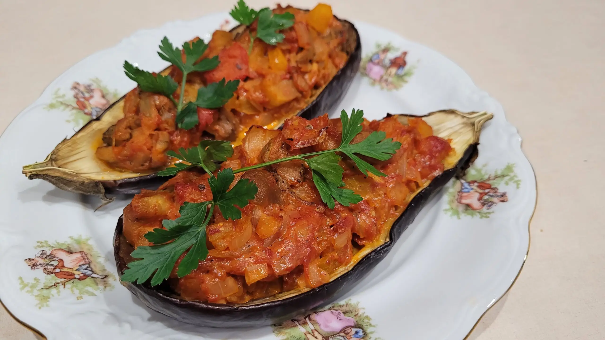 Pieczony bakłażan z nadzieniem pomidorowo-serowym