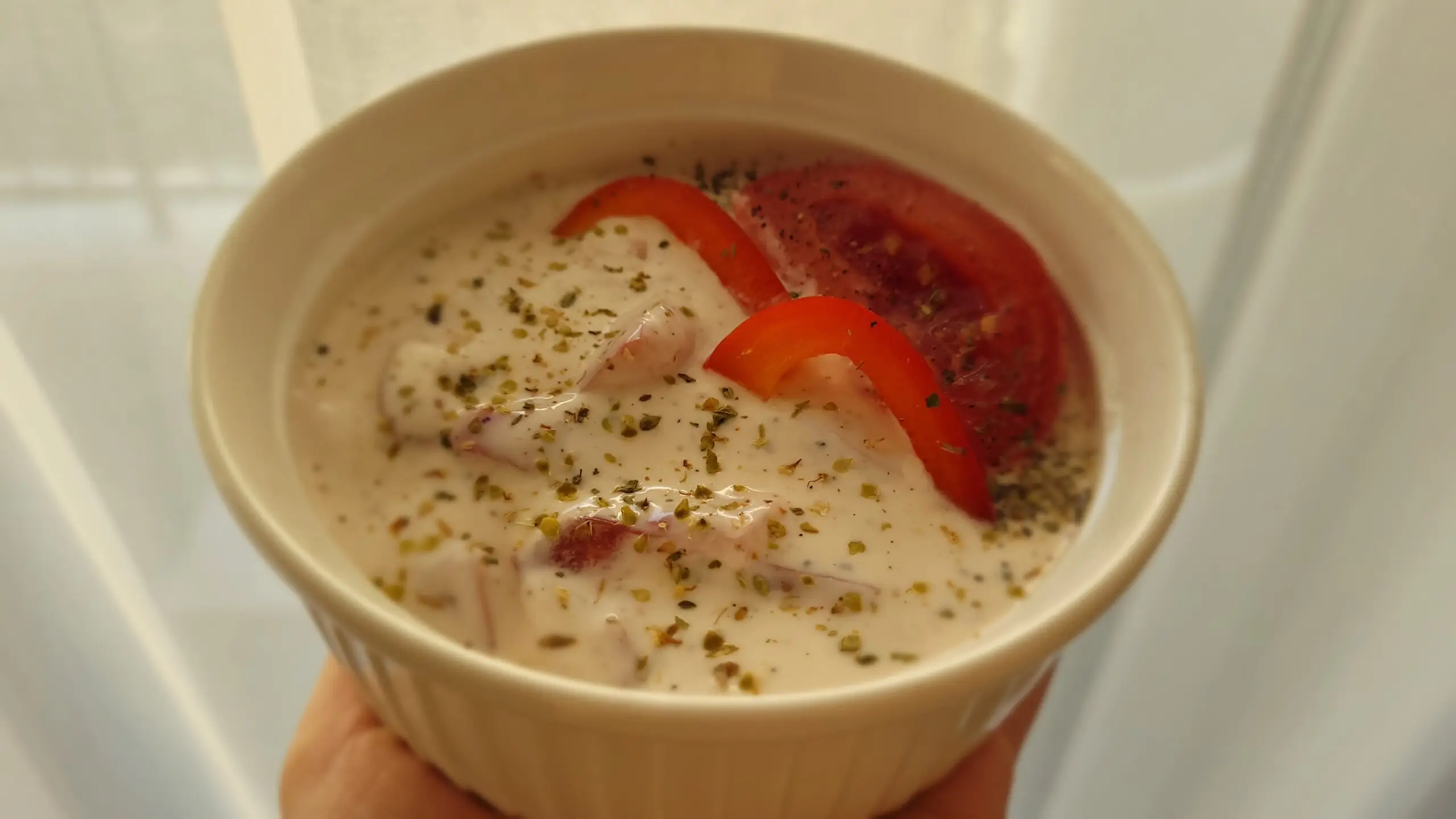 Pomidorowo-paprykowa mizeria na jogurcie