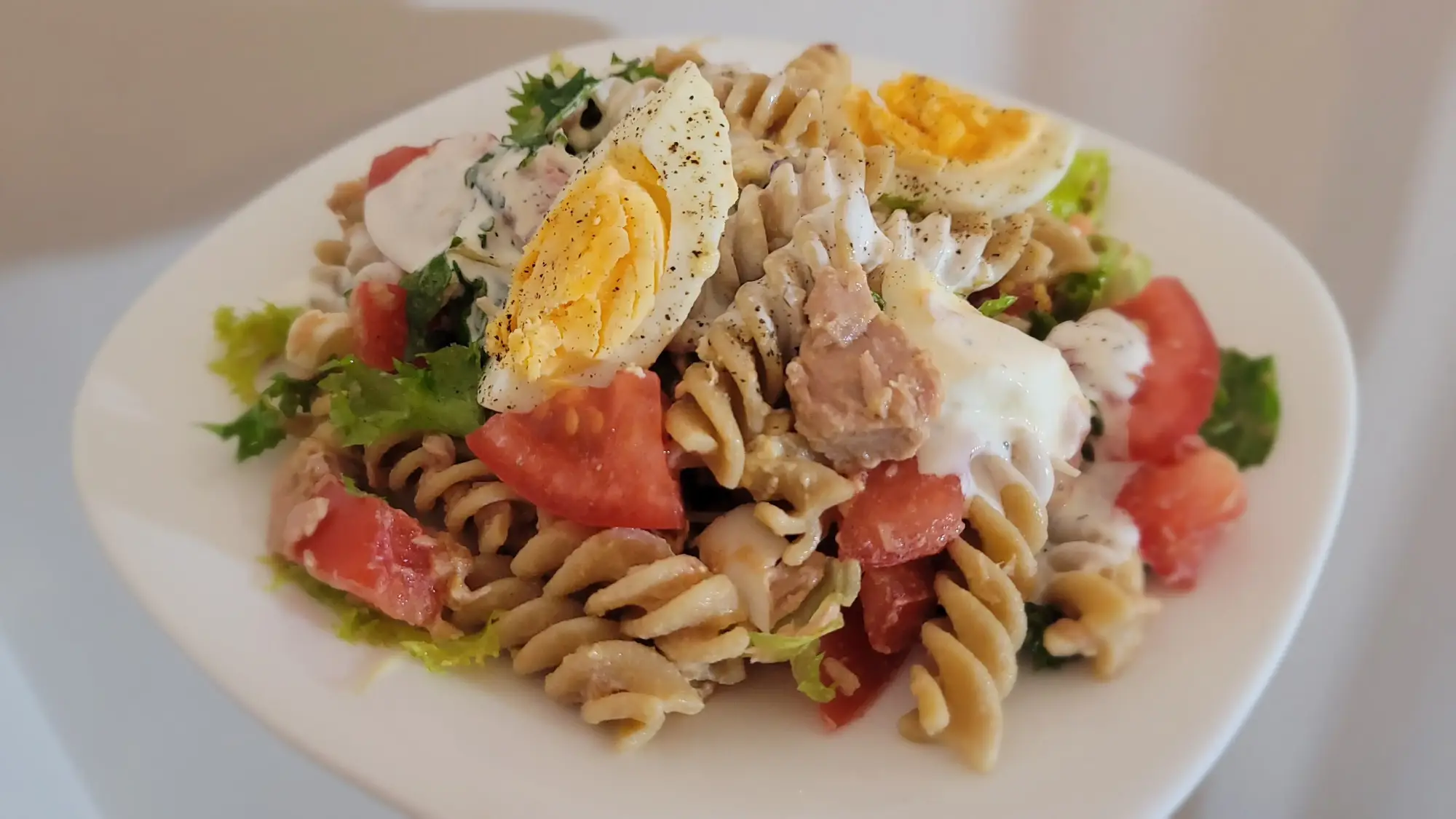 Sałatka makaronowa z tuńczykiem i jajkiem