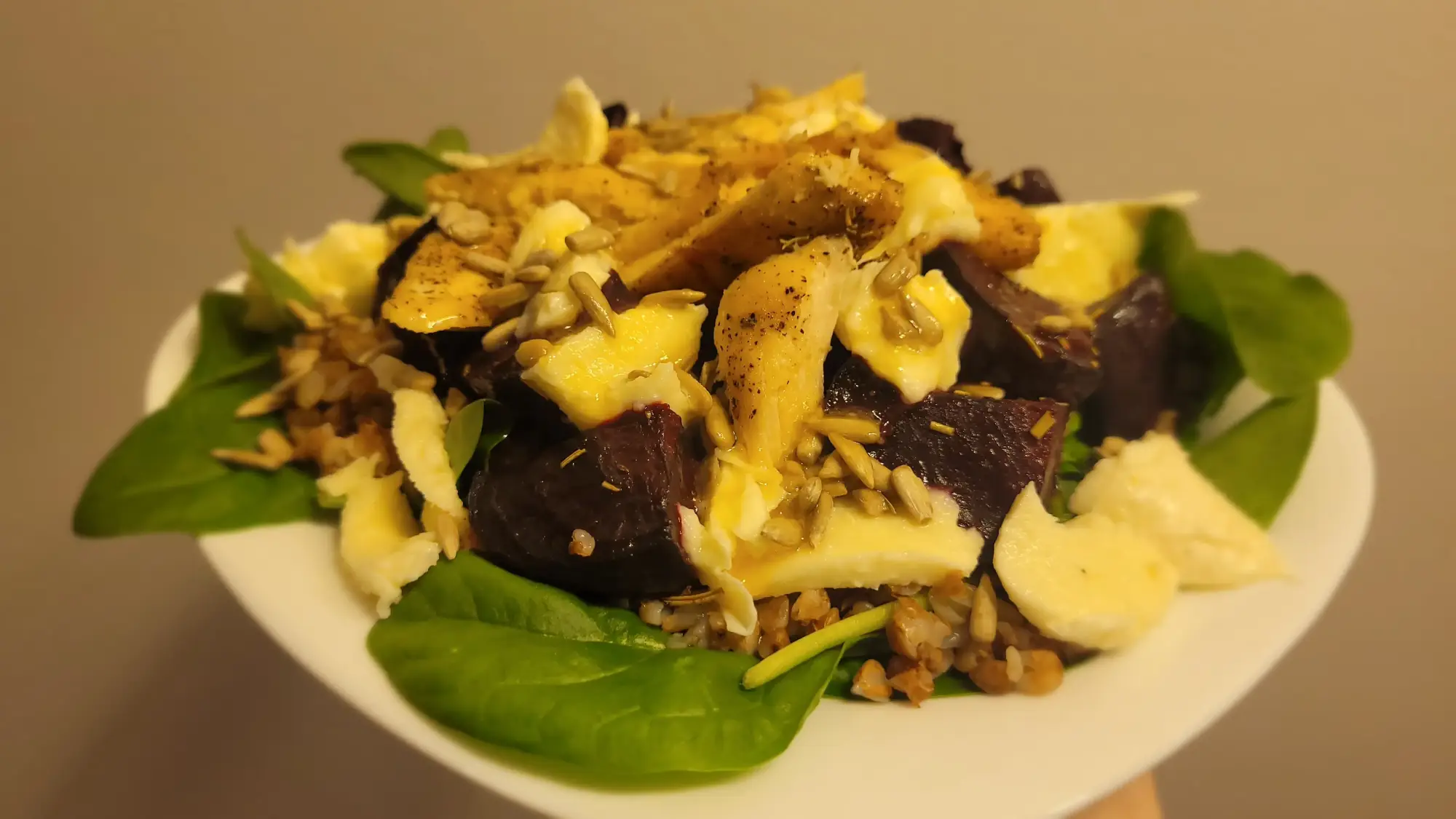 Sałatka z pieczonym kurczakiem, burakiem i sosem miodowo-musztardowym