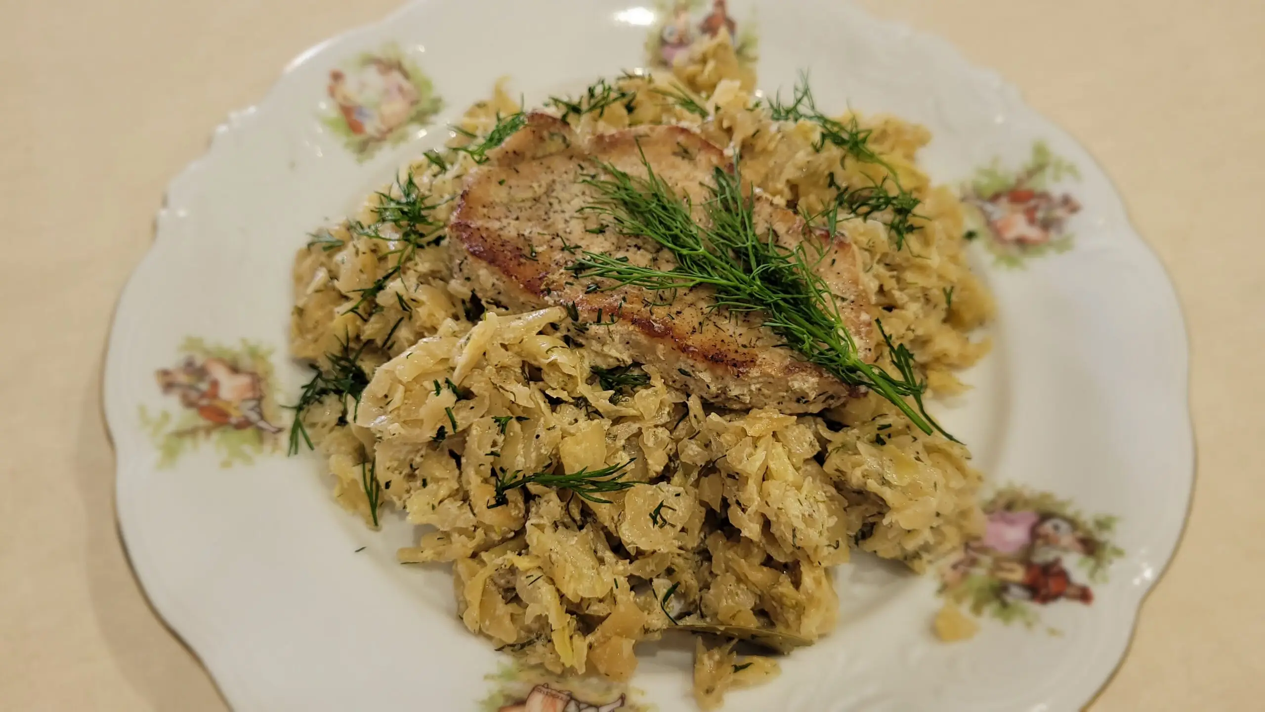 Schab duszony z białą kapustą i koperkiem