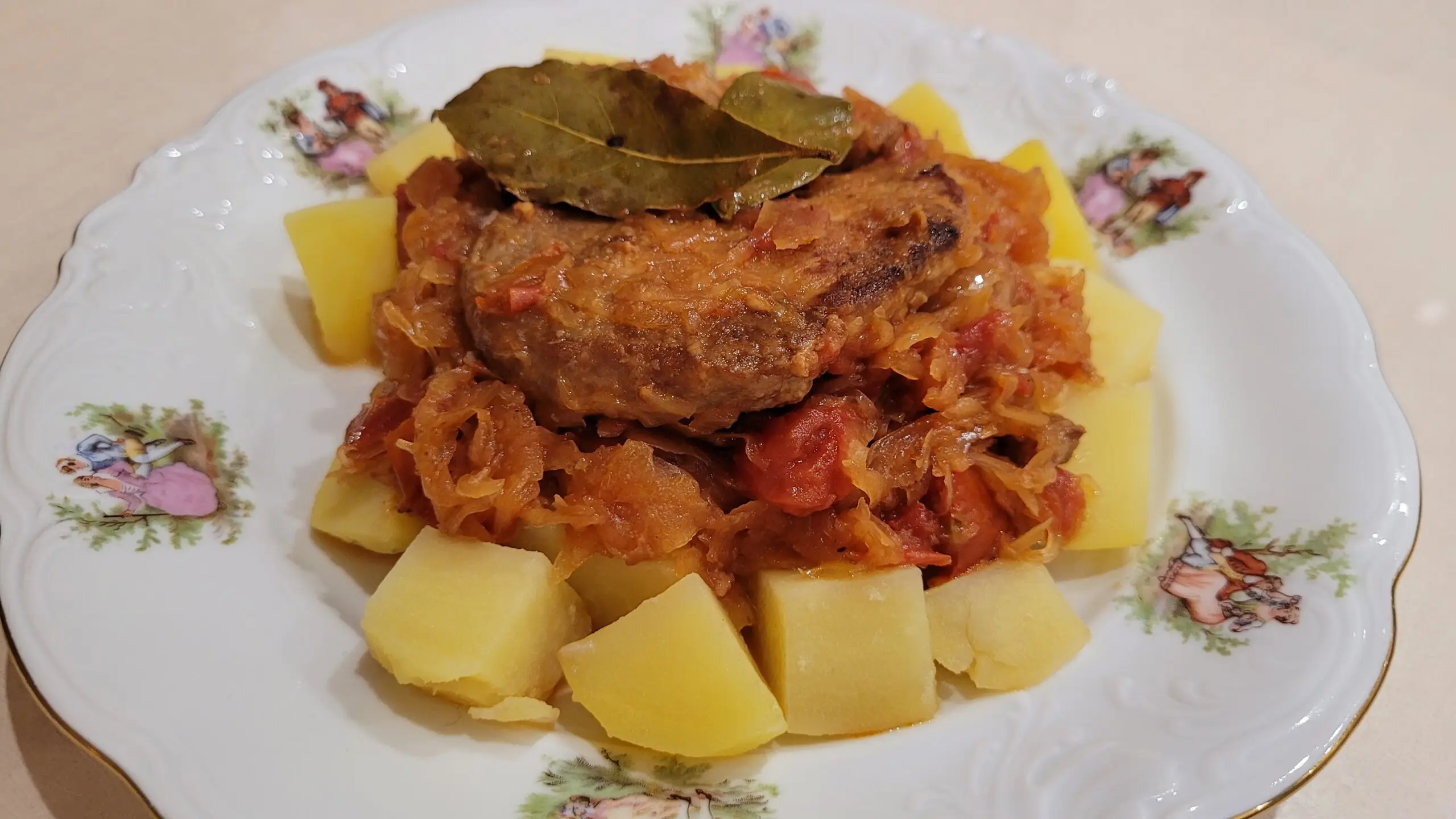 Schab na ziemniakach i kiszonej kapuście