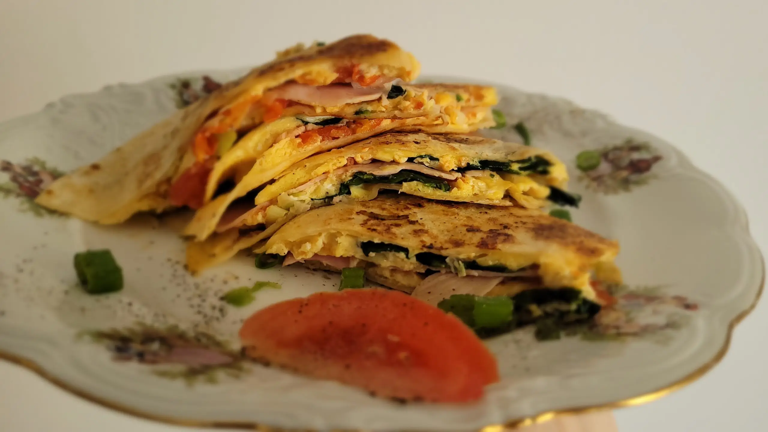 Śniadaniowa tortilla z jajkiem i warzywami