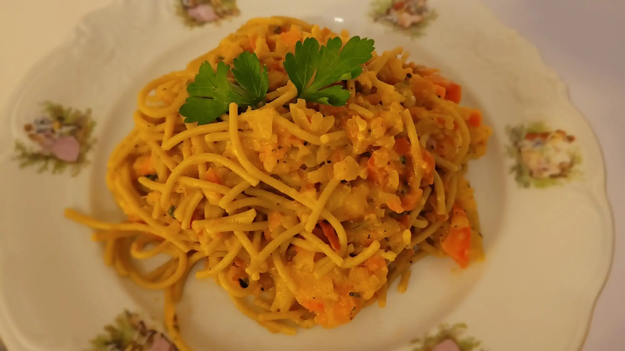 Spaghetti z cukinią i marchewką w sosie pomidorowym