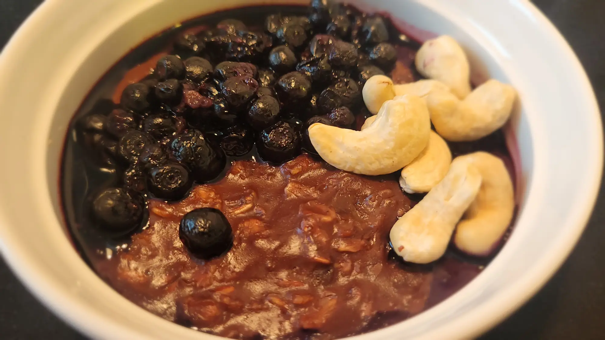 Daktylowa owsianka z jagodami i orzeszkami