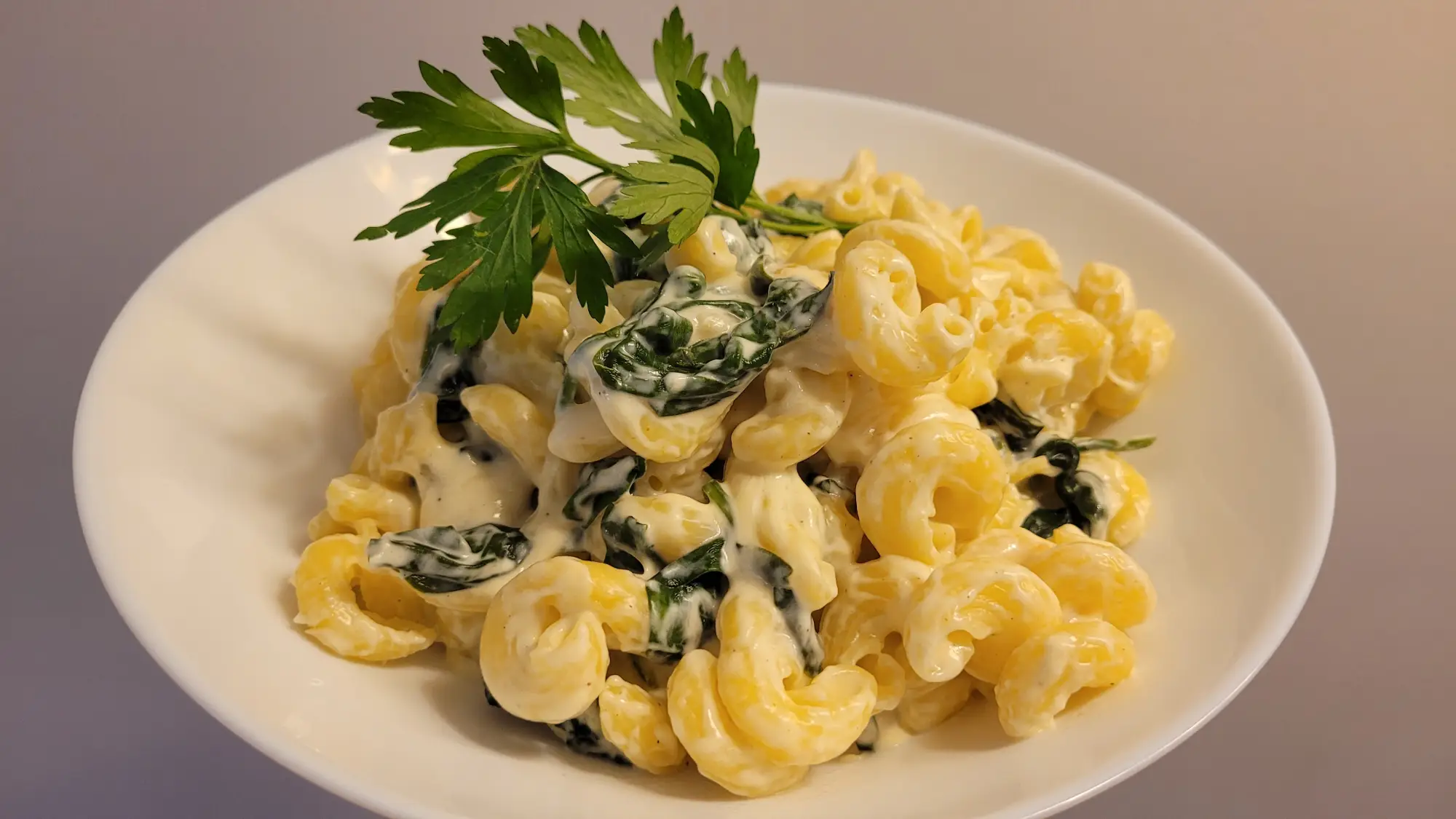 Fit mac and cheese ze szpinakiem