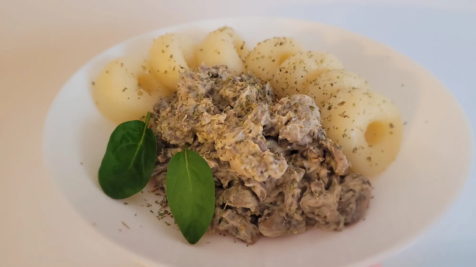 Kluski śląskie z sosem pieczarkowo-orzechowym