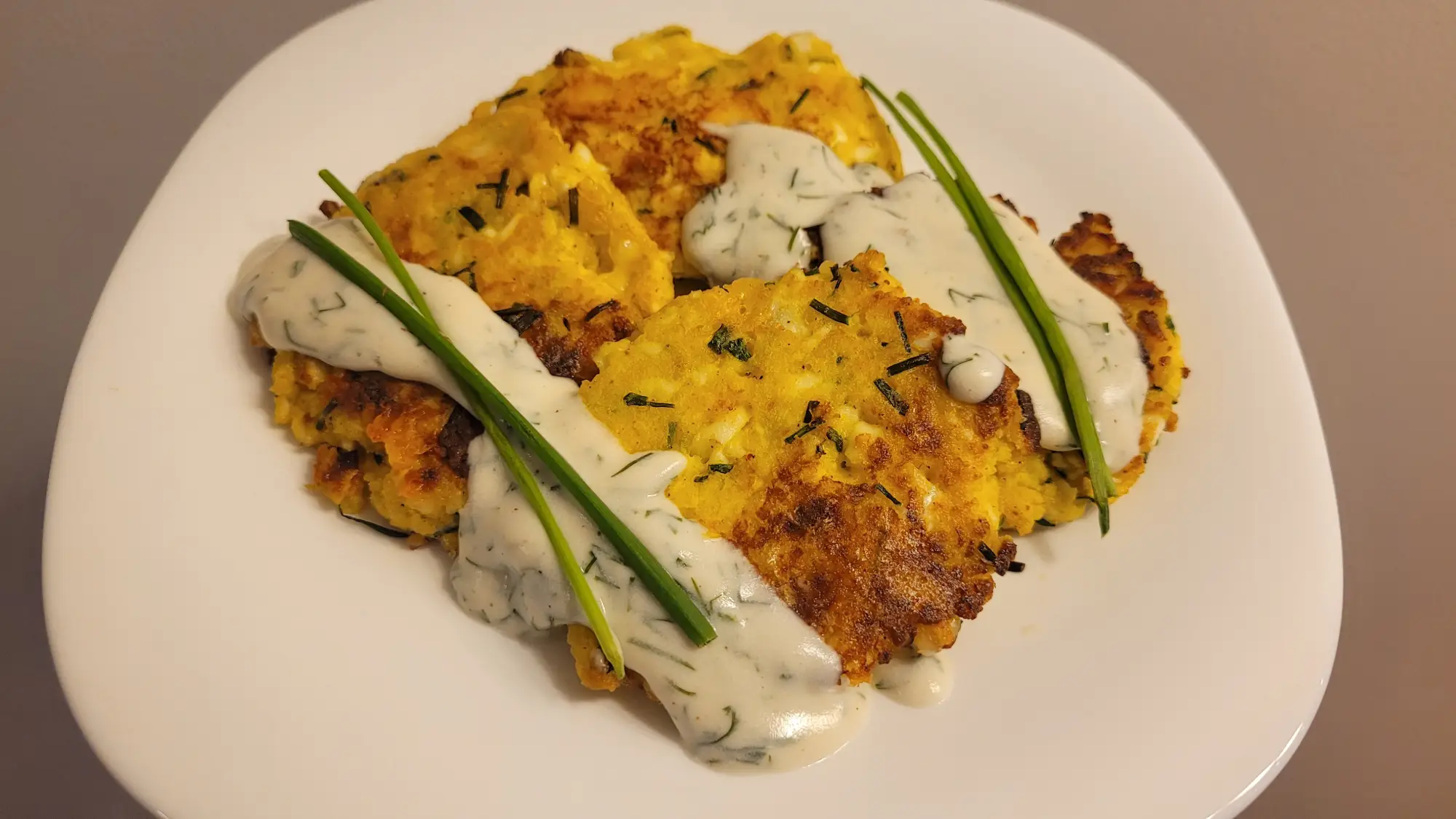 Kotlety jajeczne z sosem koperkowym