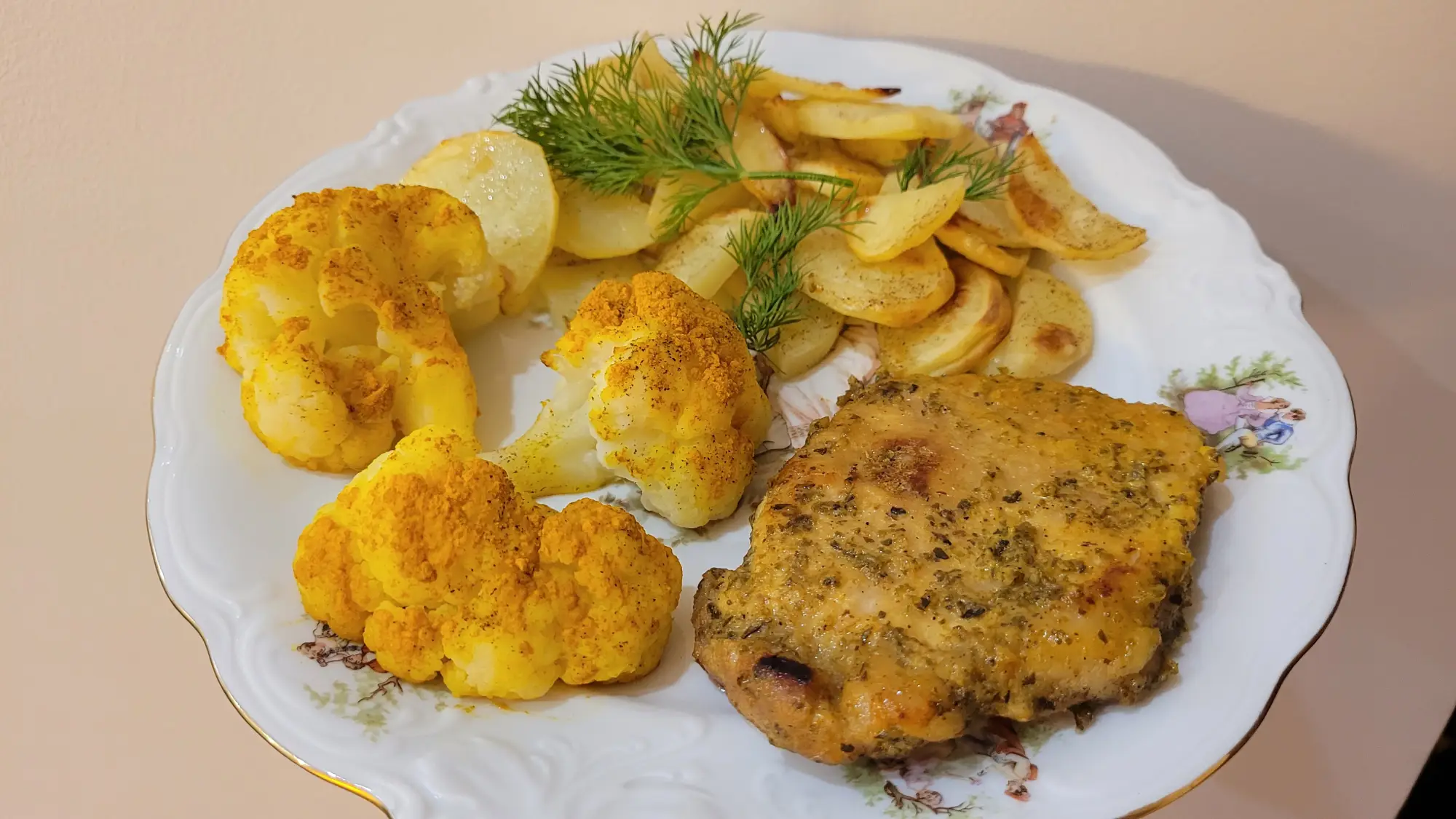 Schab w sosie musztardowo-miodowym z talarkami ziemniaczanymi i pieczonym kalafiorem