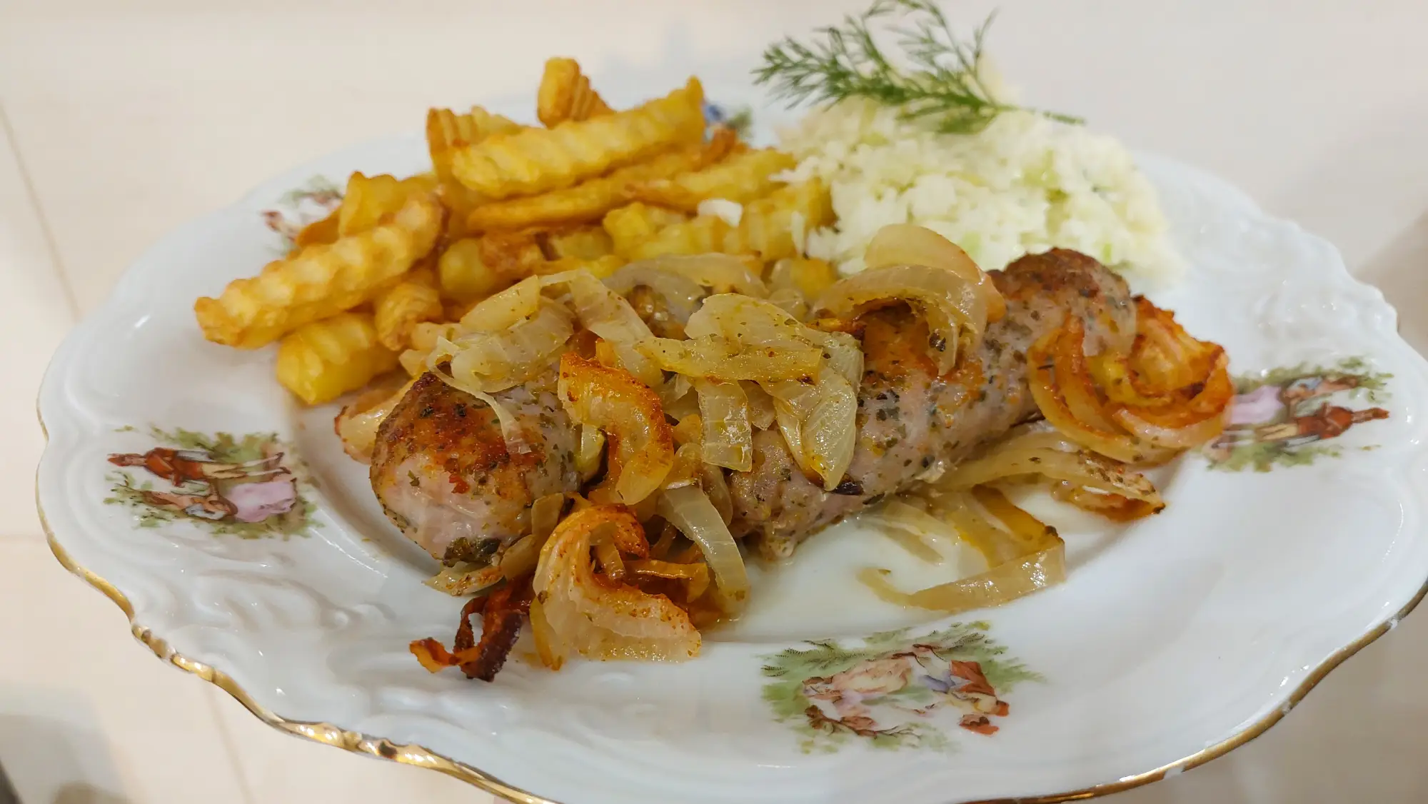 Biała kiełbasa zapiekana z cebulą i majerankiem