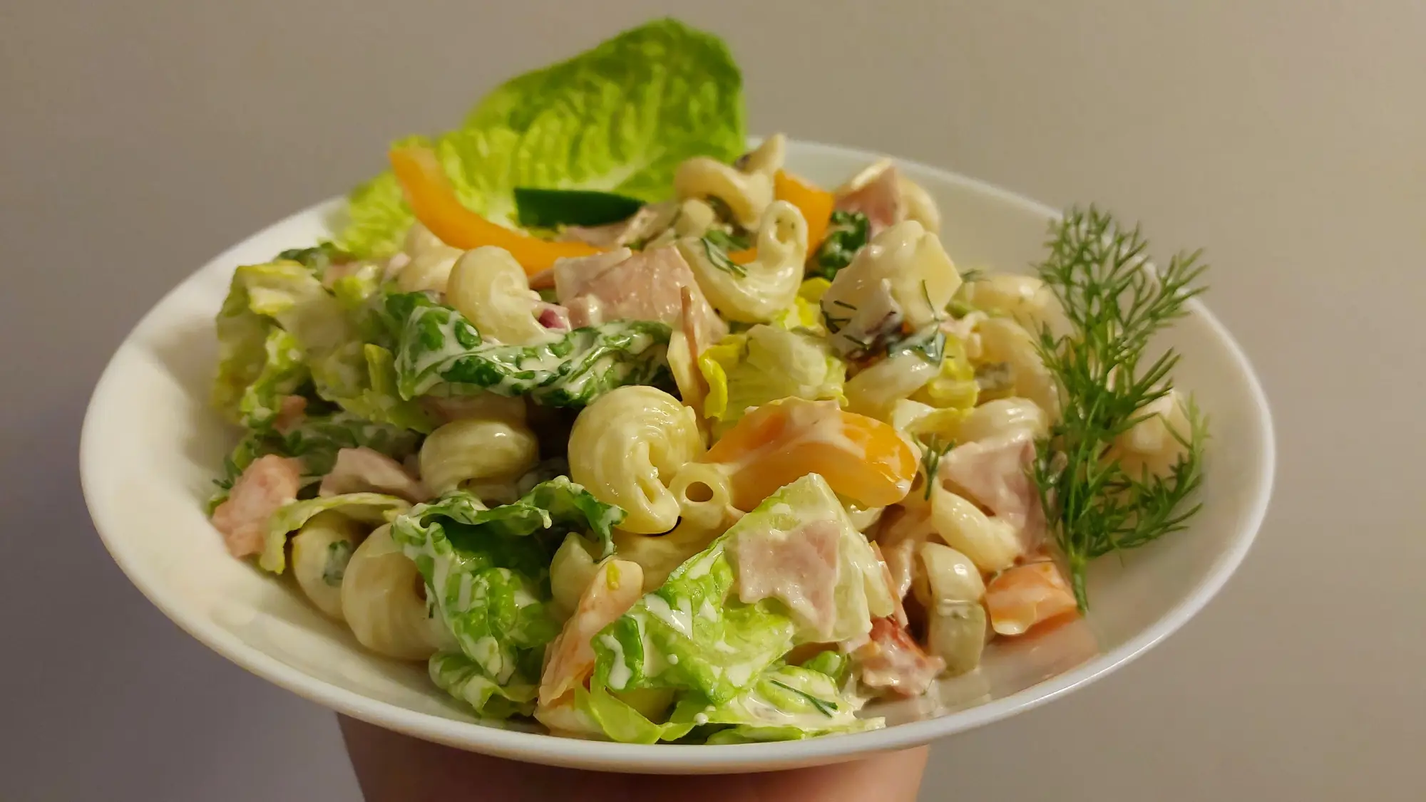 Sałatka makaronowa z szynką i ogórkiem konserwowym