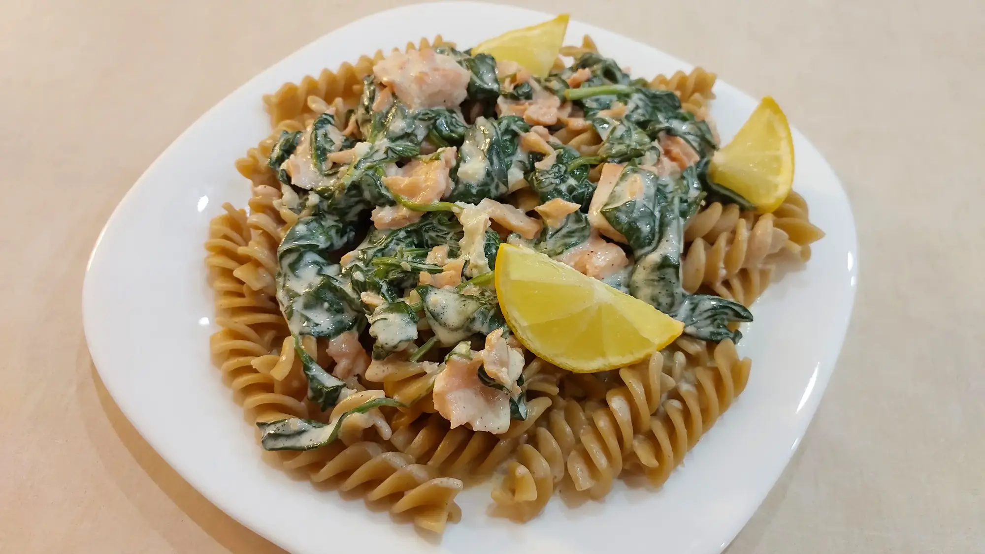 Makaron z łososiem i szpinakiem