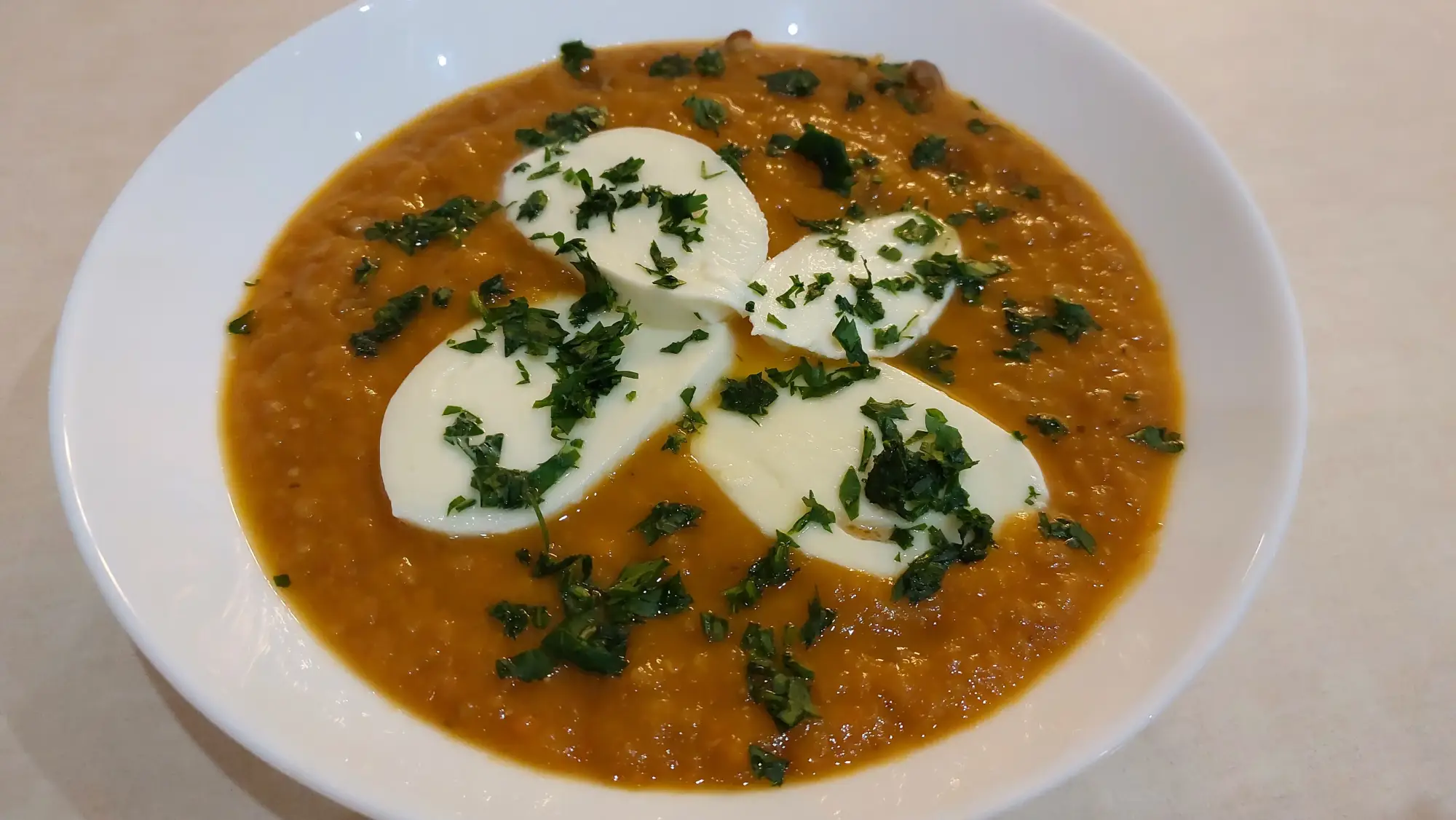 Zupa z zielonej soczewicy z mozzarellą