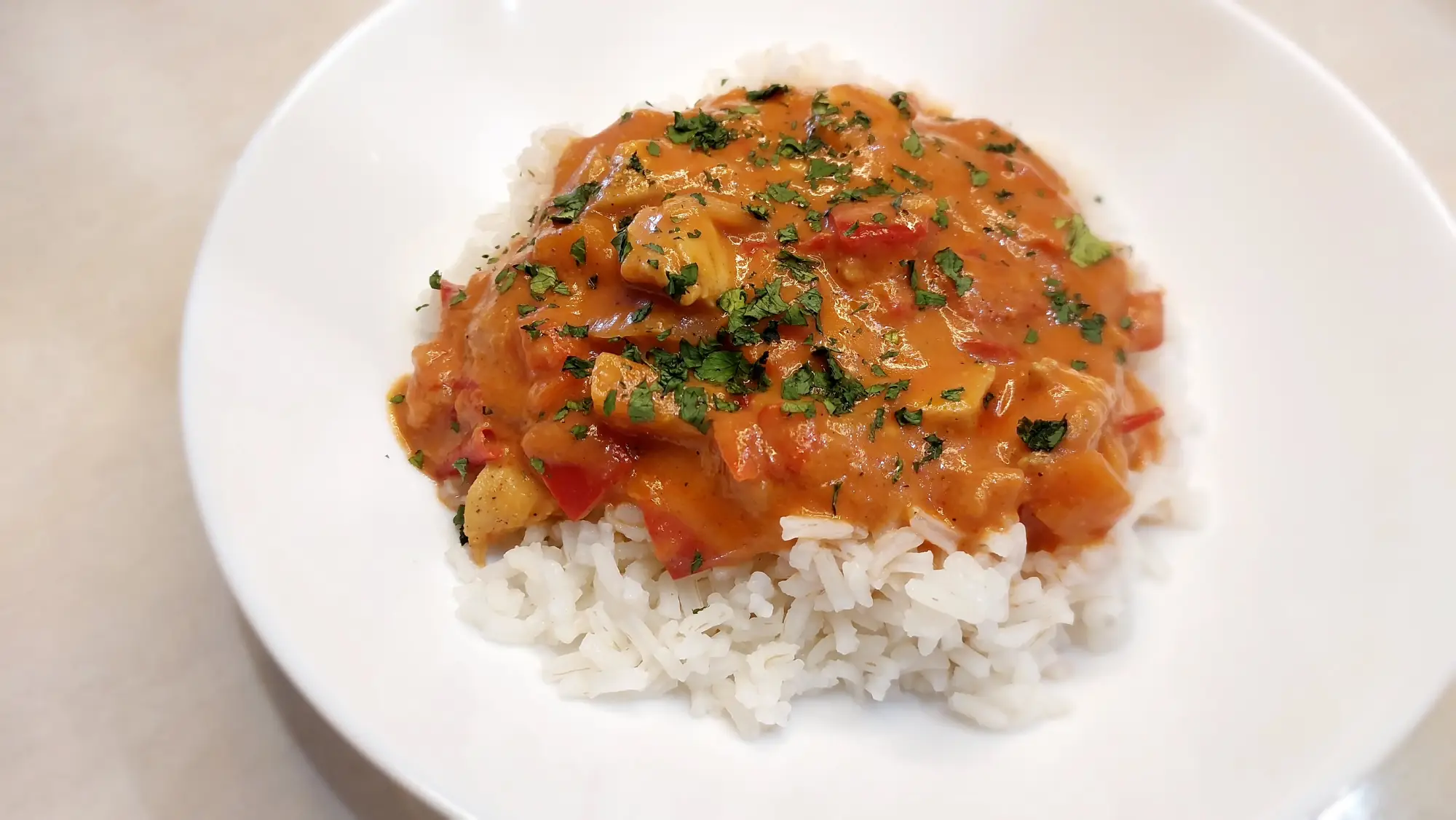 Pomidorowy kurczak z ryżem w mleczku kokosowym