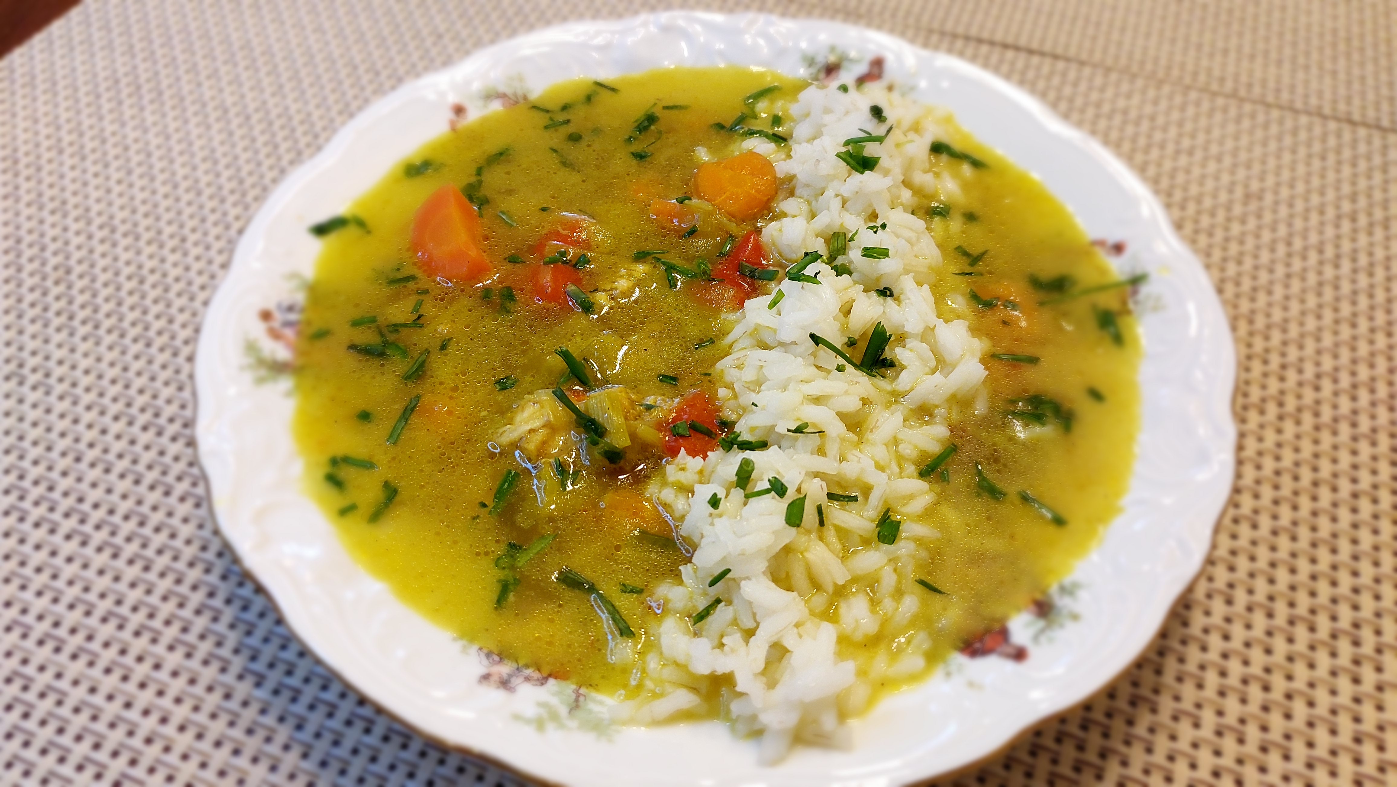 Rozgrzewająca zupa curry z kurczakiem i papryką