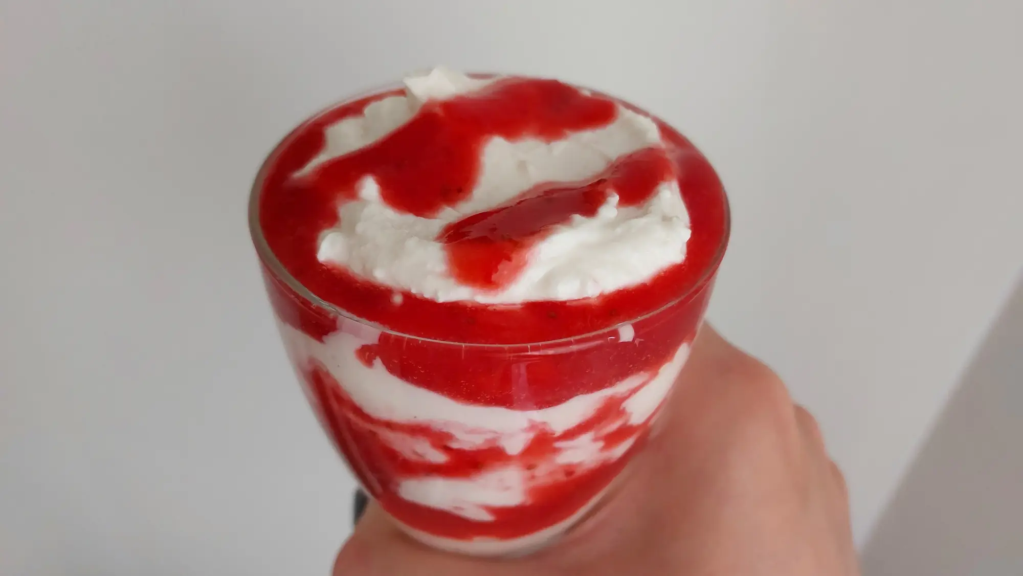 Wysokobiałkowy deser z serkiem homogenizowanym i musem z truskawek