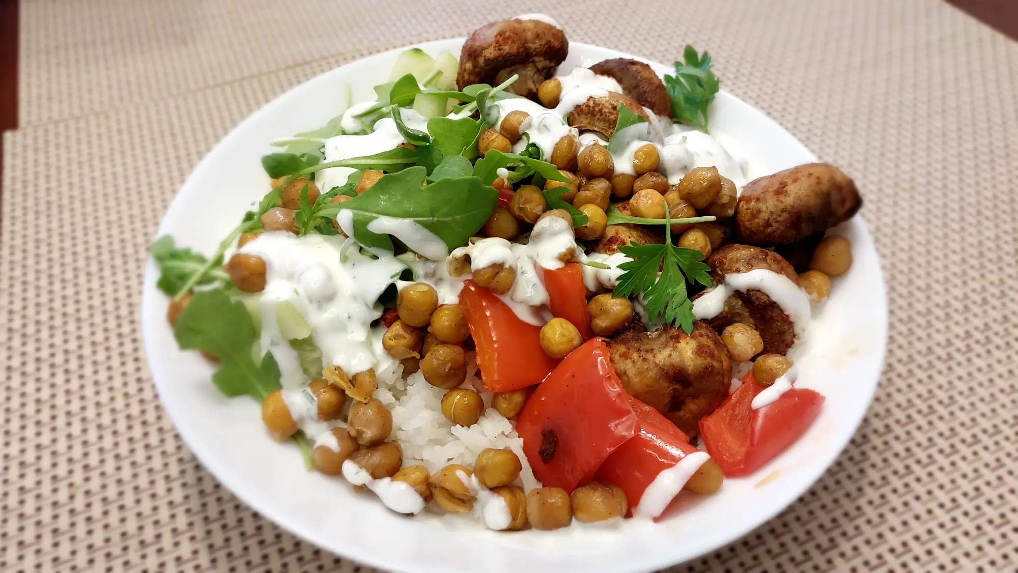 Wege bowl z pieczonymi warzywami, ryżem i pieczarkami