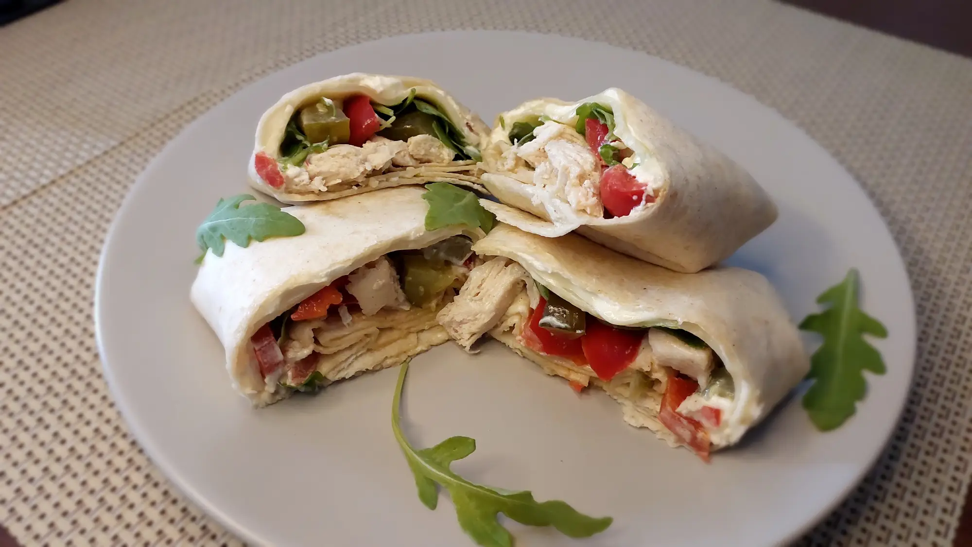 Tortille z gotowanym kurczakiem w masełku z dodatkami