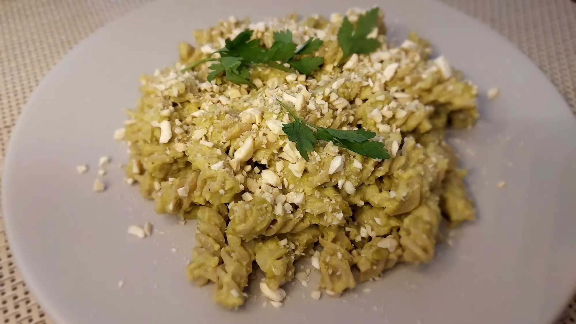 Makaron z sosem z groszku konserwowego