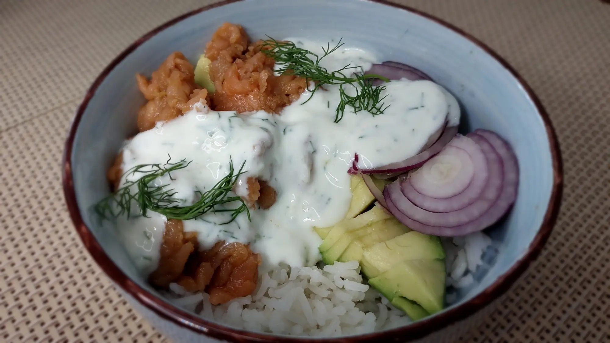 Bowl z łososiem, ryżem, warzywami i sosem koperkowym