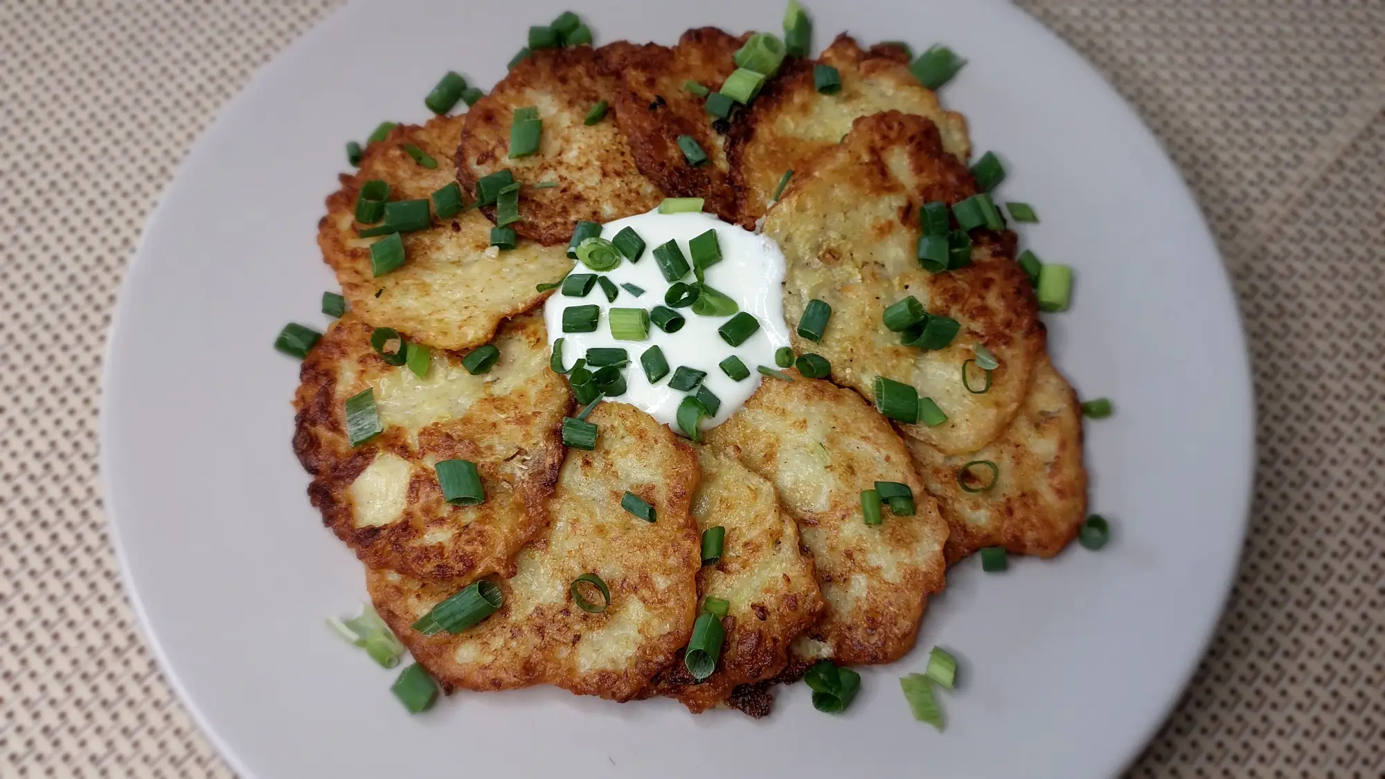 Letnie placki z cukinii z sosem czosnkowym