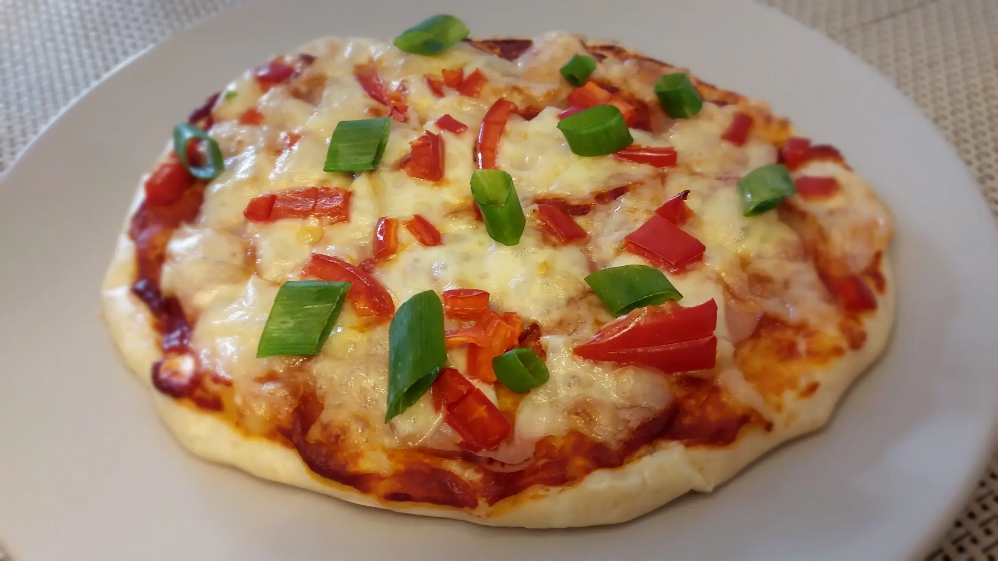 Ekspresowa pizza na serku wiejskim z szynką, serem i papryką