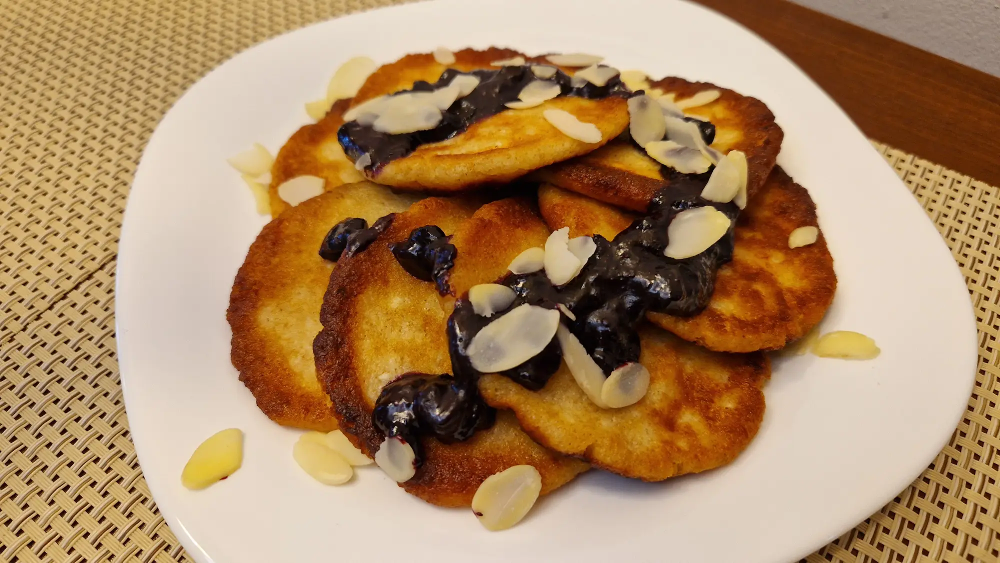 Placuszki twarogowe z sosem jagodowym