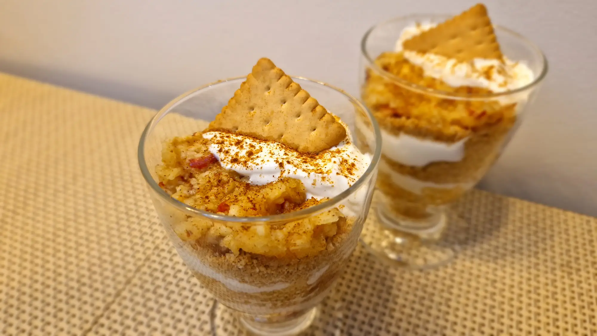 Warstwowy deser ala szarlotka w szklance