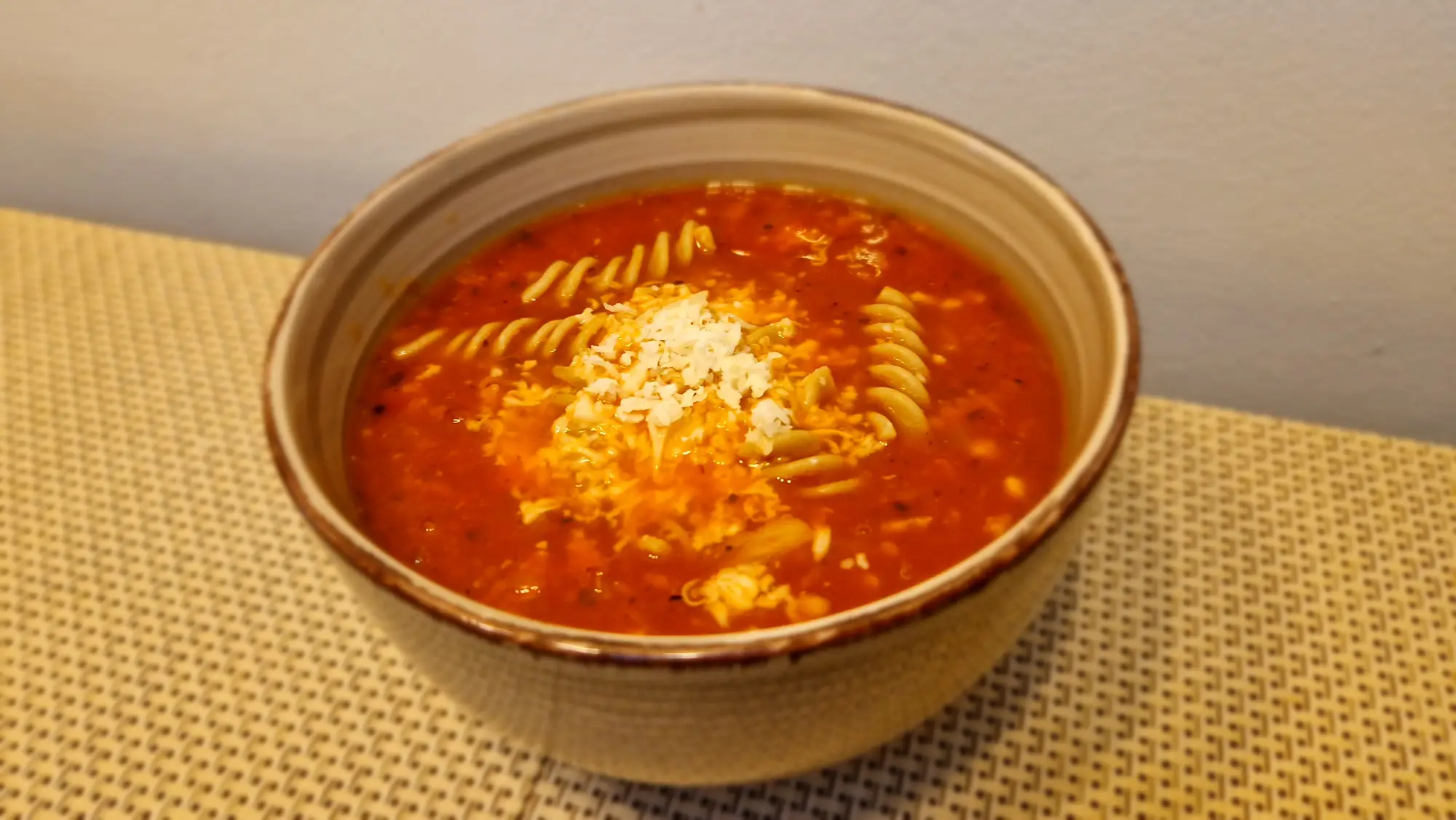 Zupa bolońska z serem i makaronem