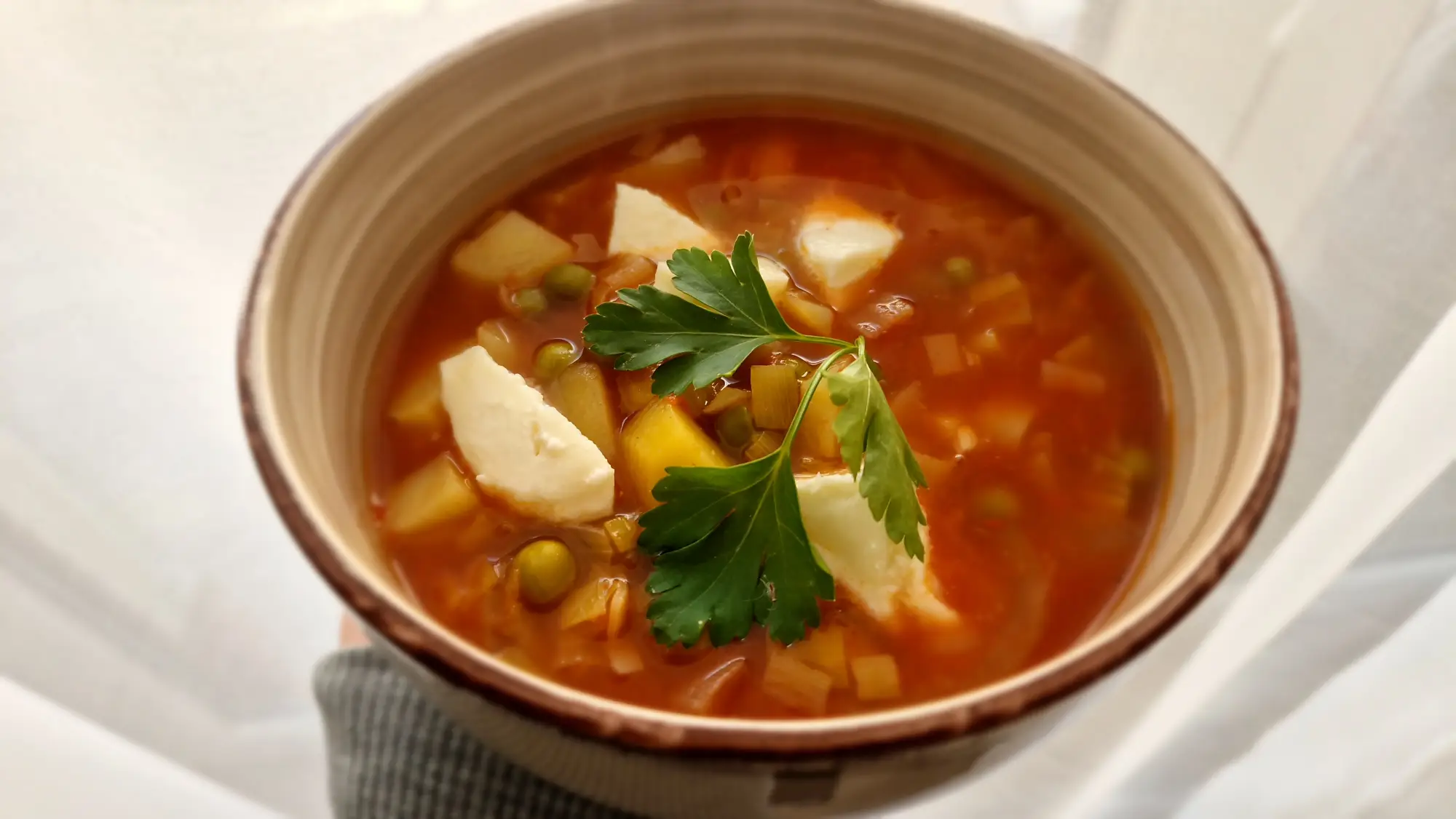 Pomidorowa zupa z groszkiem zielonym ala Solferino