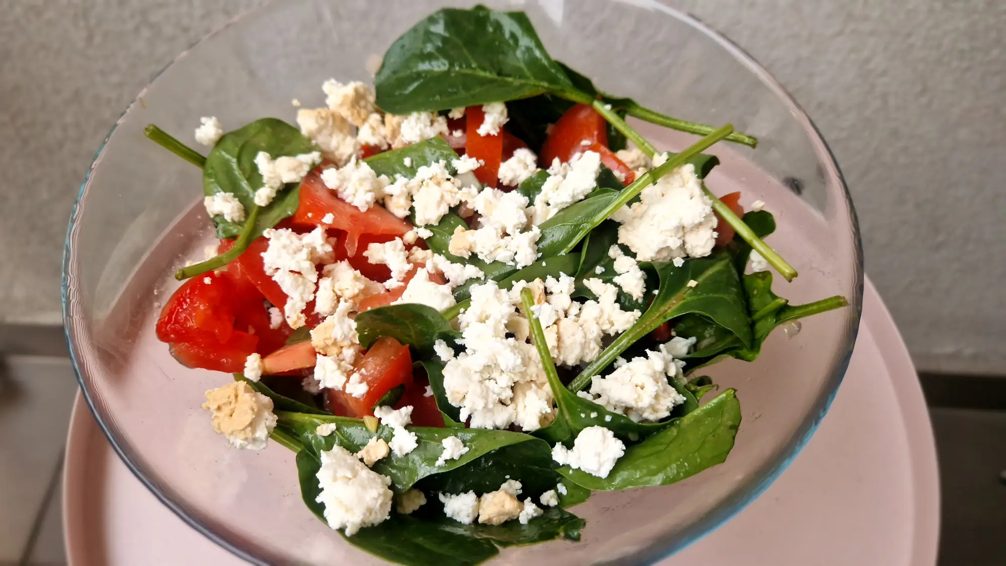 Pomidorowa sałatka z wędzonym twarogiem