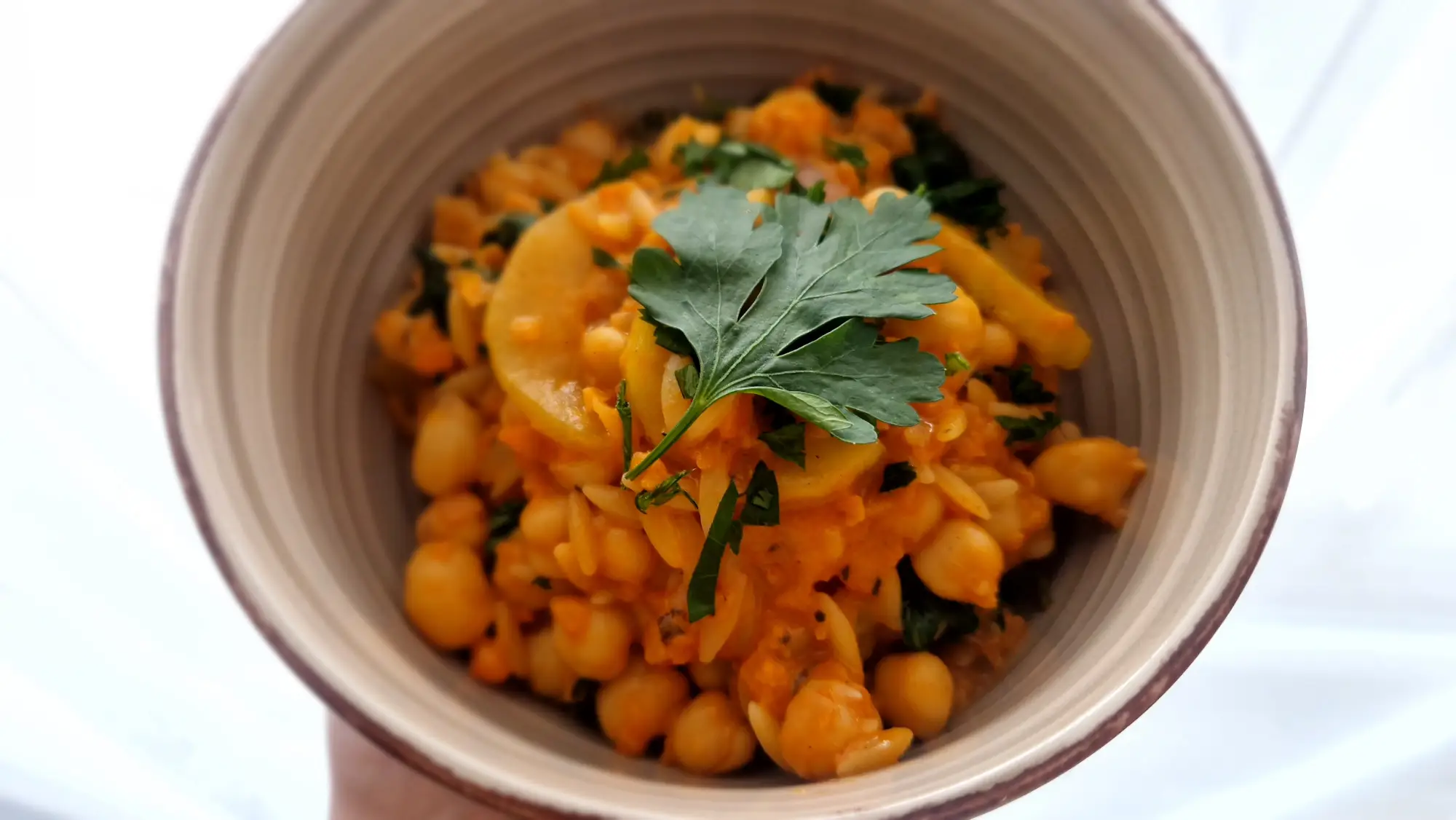 Potrawka z makaronem orzo i ciecierzycą