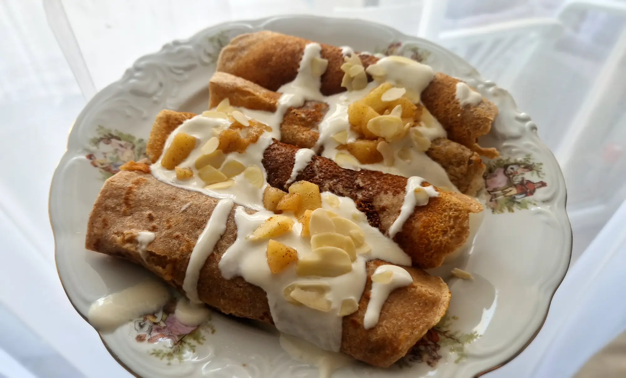 Naleśniki z duszonym jabłkiem i sosem jogurtowo-miodowym