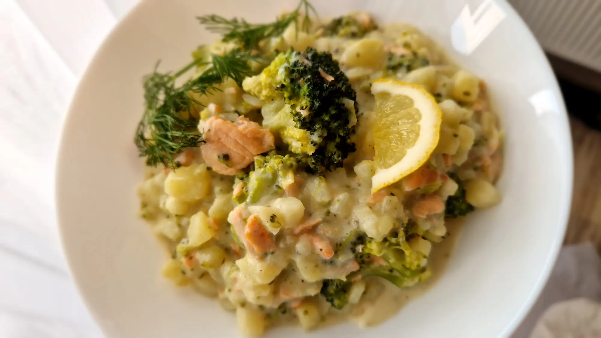 Duszony łosoś z ziemniakami i brokułem