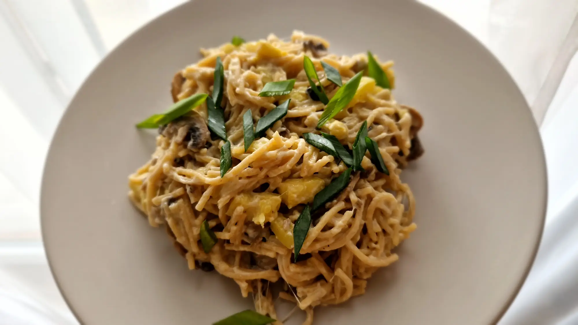 Prosty makaron z pieczarkami i cukinią w sosie maślanym z mozzarellą