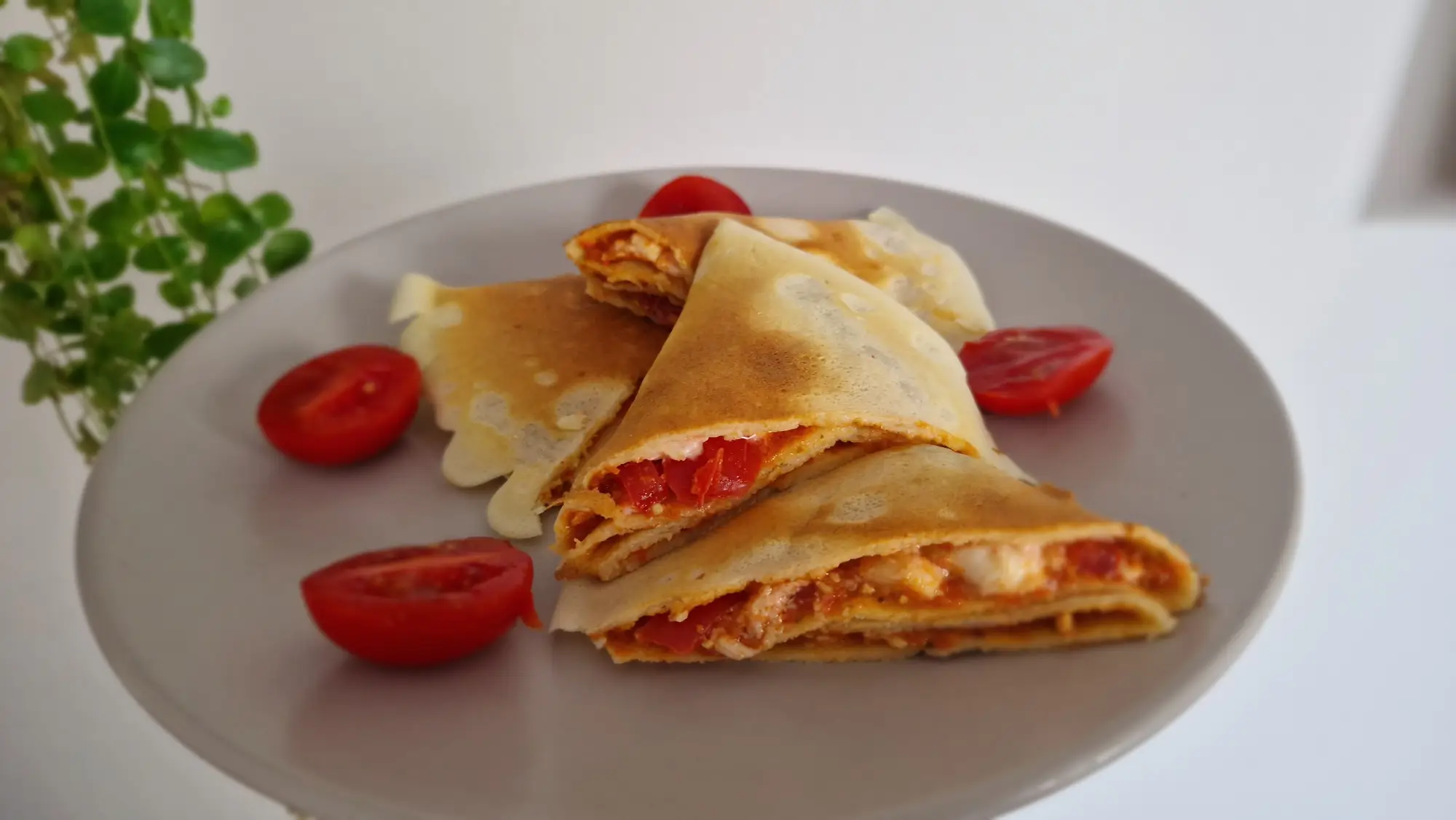 Naleśniki z pesto, mozzarellą i pomidorami