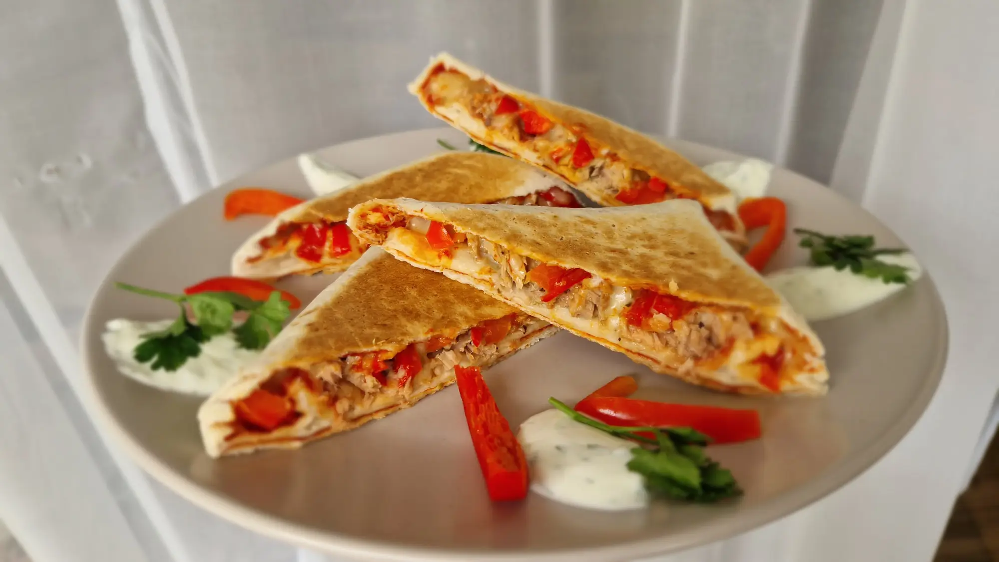 Tortille z tuńczykiem i papryką z sosem czosnkowo-pietruszkowym