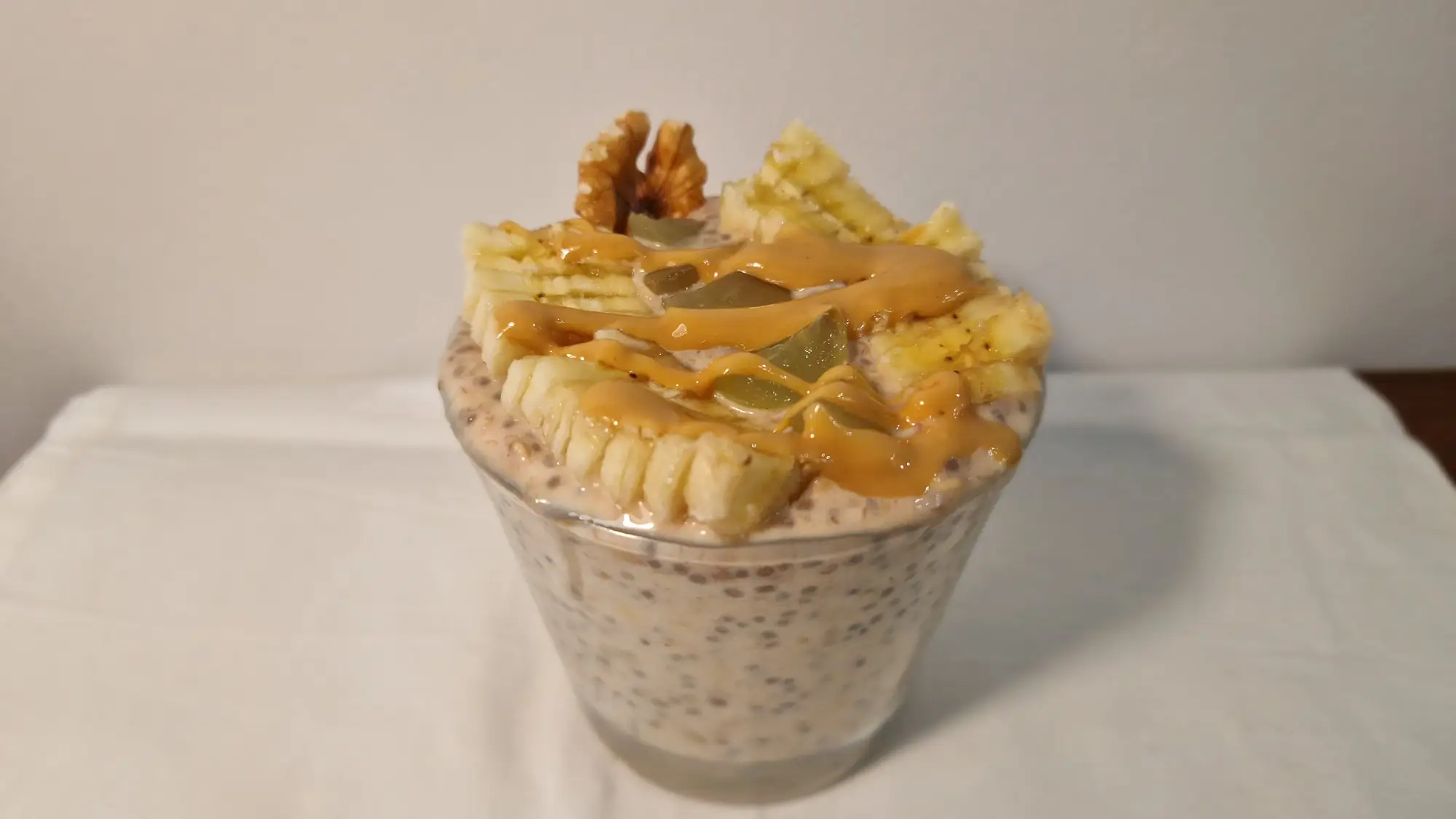 Nocna owsianka bananowa z masłem orzechowym i nasionami chia