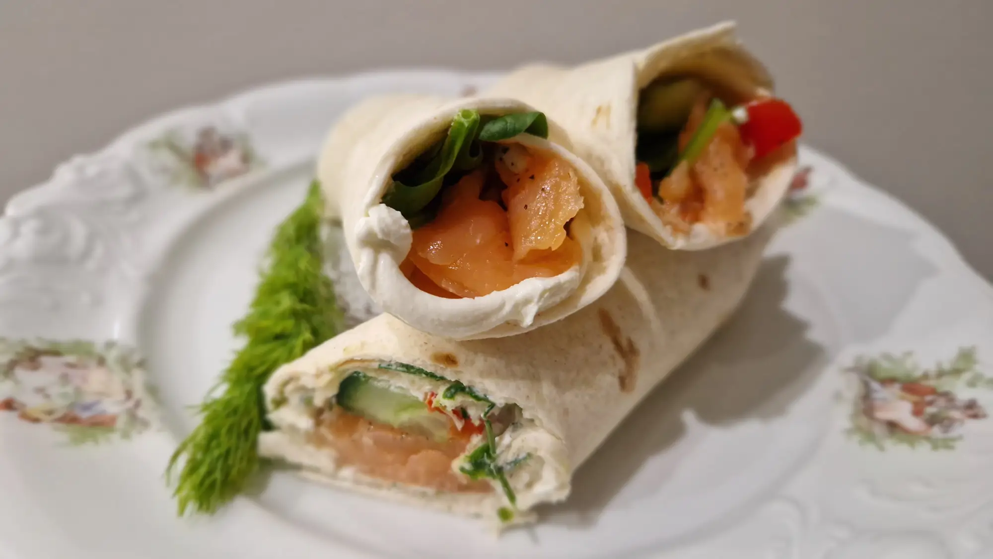 Tortilla z łososiem i koperkiem